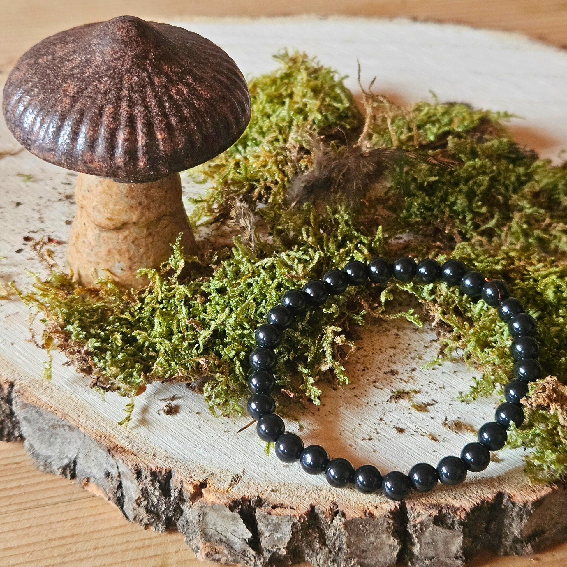 Edelstein Armband Onyx auf Moos im Wald – naturverbundenes Schmuckfoto mit spiritueller Energie, DreamOn.