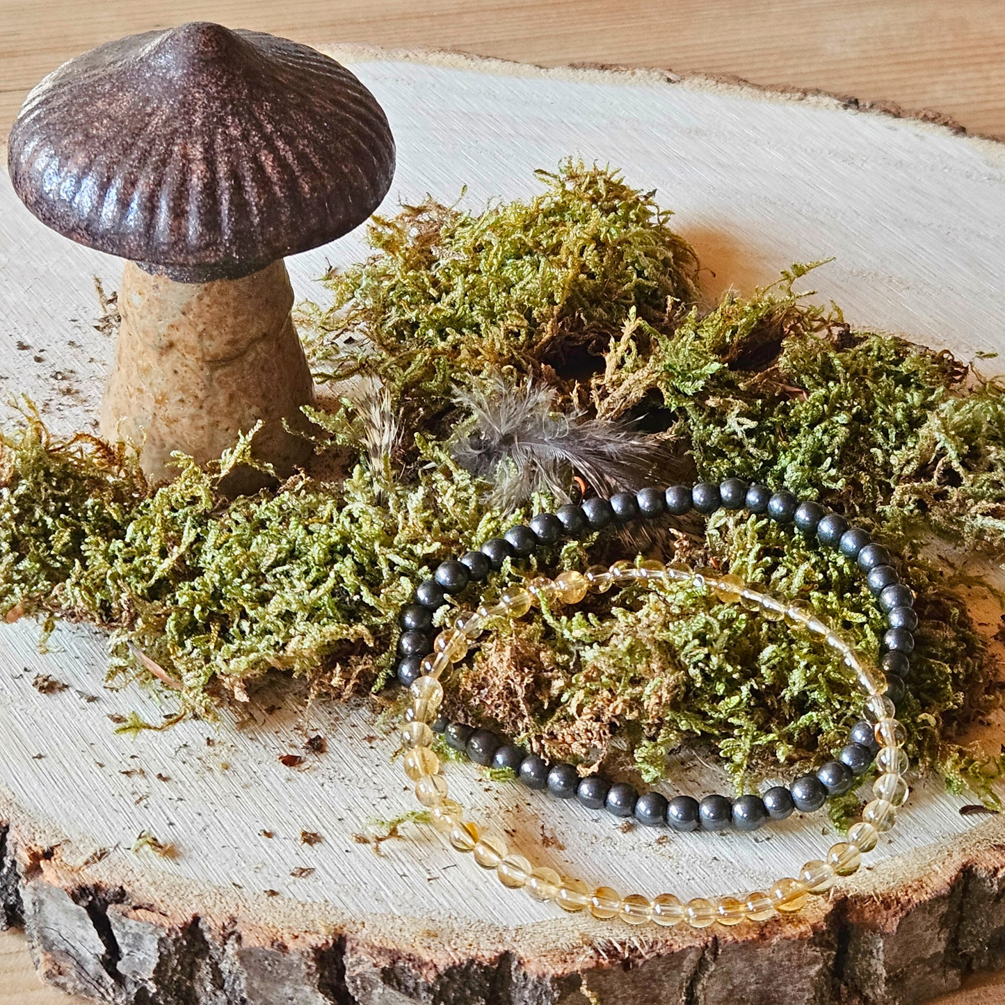 Citrin und Hämatit Armband Set auf Holz mit Moos – golden und silbergrau, DreamOn