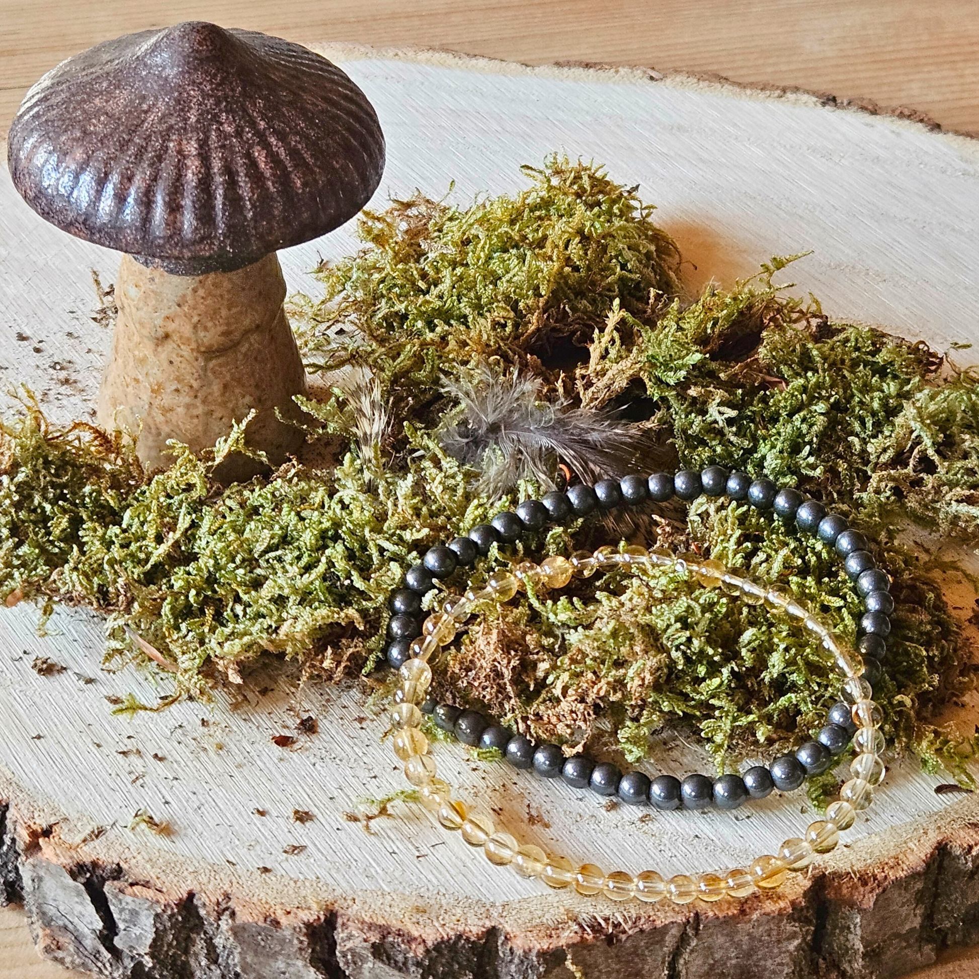 Citrin und Hämatit Armband Set auf Holz mit Moos – golden und silbergrau, DreamOn