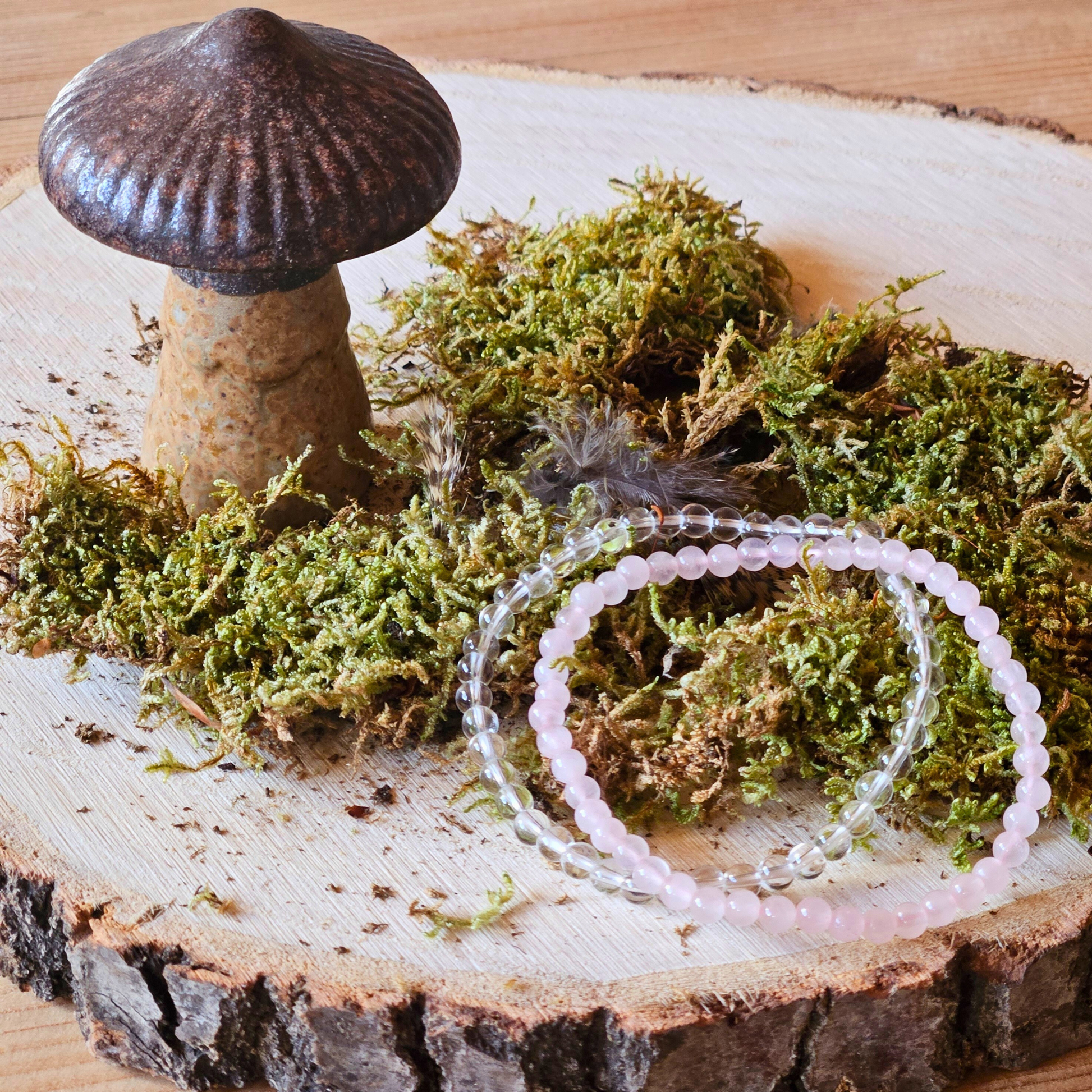Rosenquarz und Bergkristall Armband Set auf Holz mit Moos – zart rosa und klar, DreamOn Schweiz