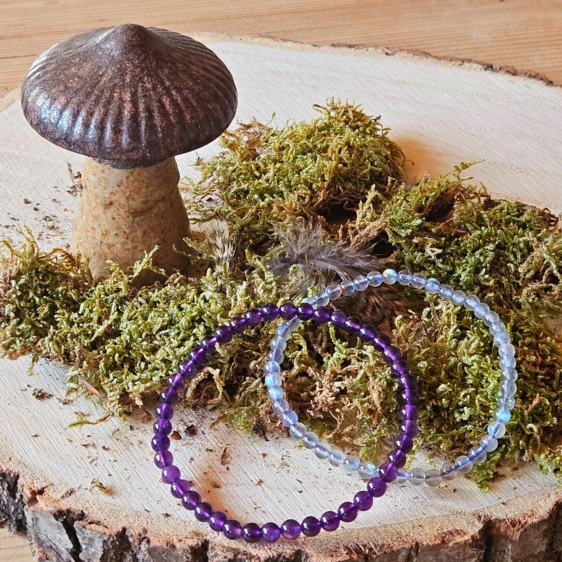 Amethyst und Labradorit Armband Set auf Holz mit Moos – mystisch und schützend, DreamOn