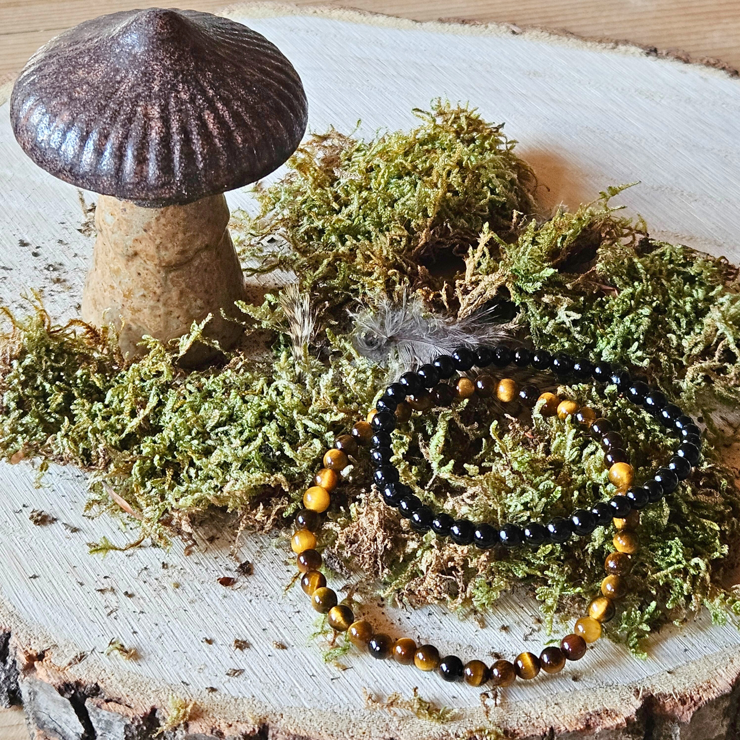 Tigerauge und Turmalin Armband Set auf Holz mit Moos – goldbraun und tiefschwarz, DreamOn Schweiz