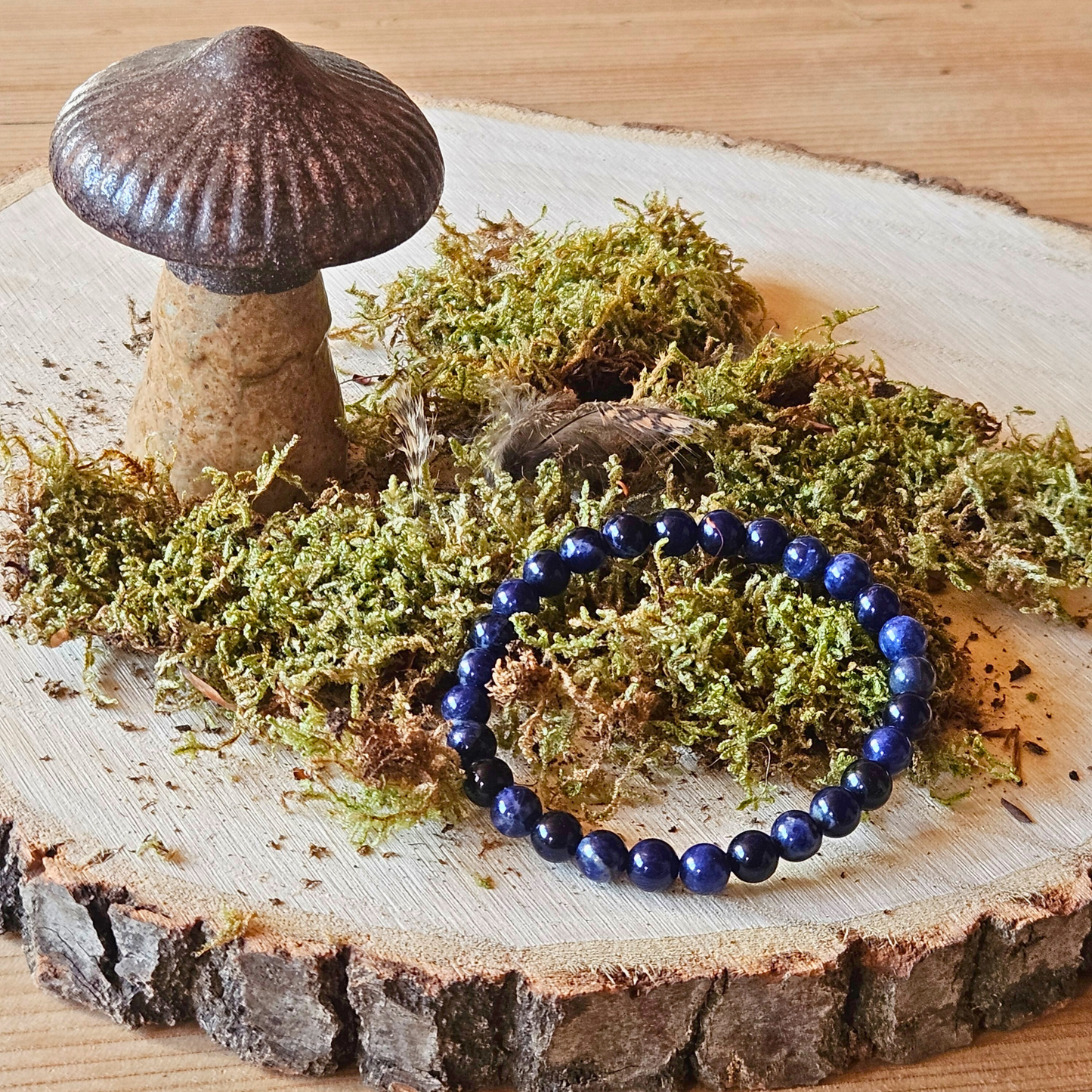 Sodalith Armband auf Holz mit Moos – blau-weiß, Stein der Intuition, DreamOn
