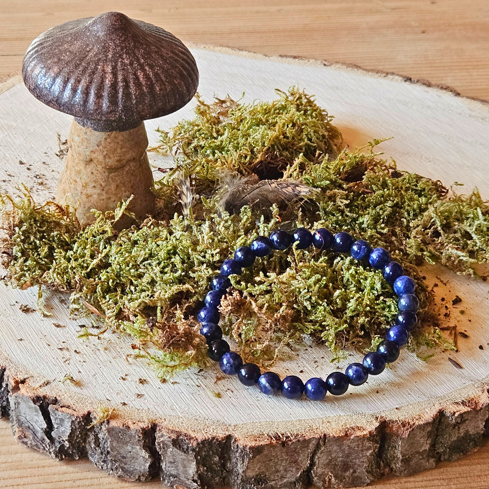 Sodalith Armband auf Holz mit Moos – blau-weiß, Stein der Intuition, DreamOn
