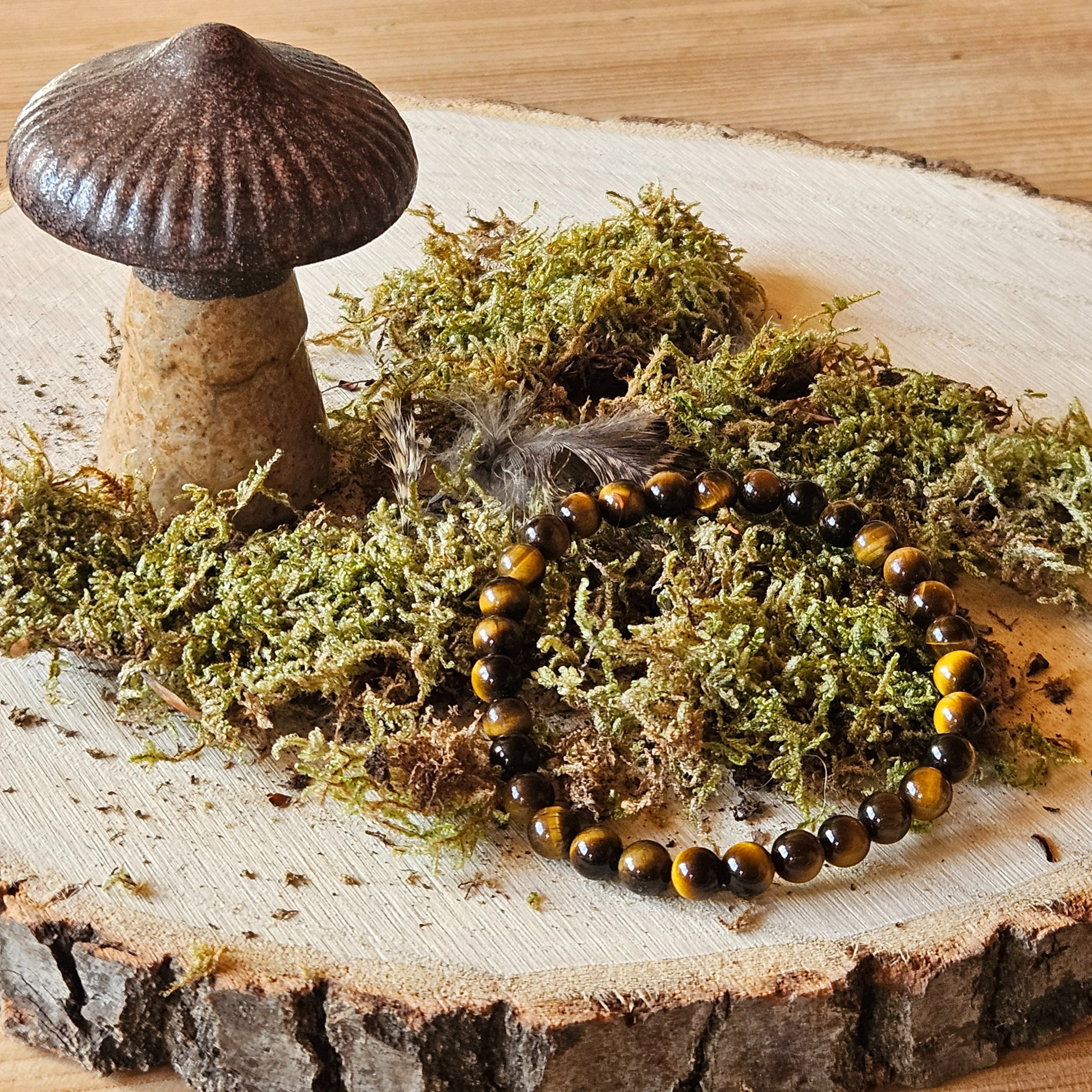 Tigerauge Armband auf Holz mit Moos – goldbraun, Symbol für Mut, DreamOn