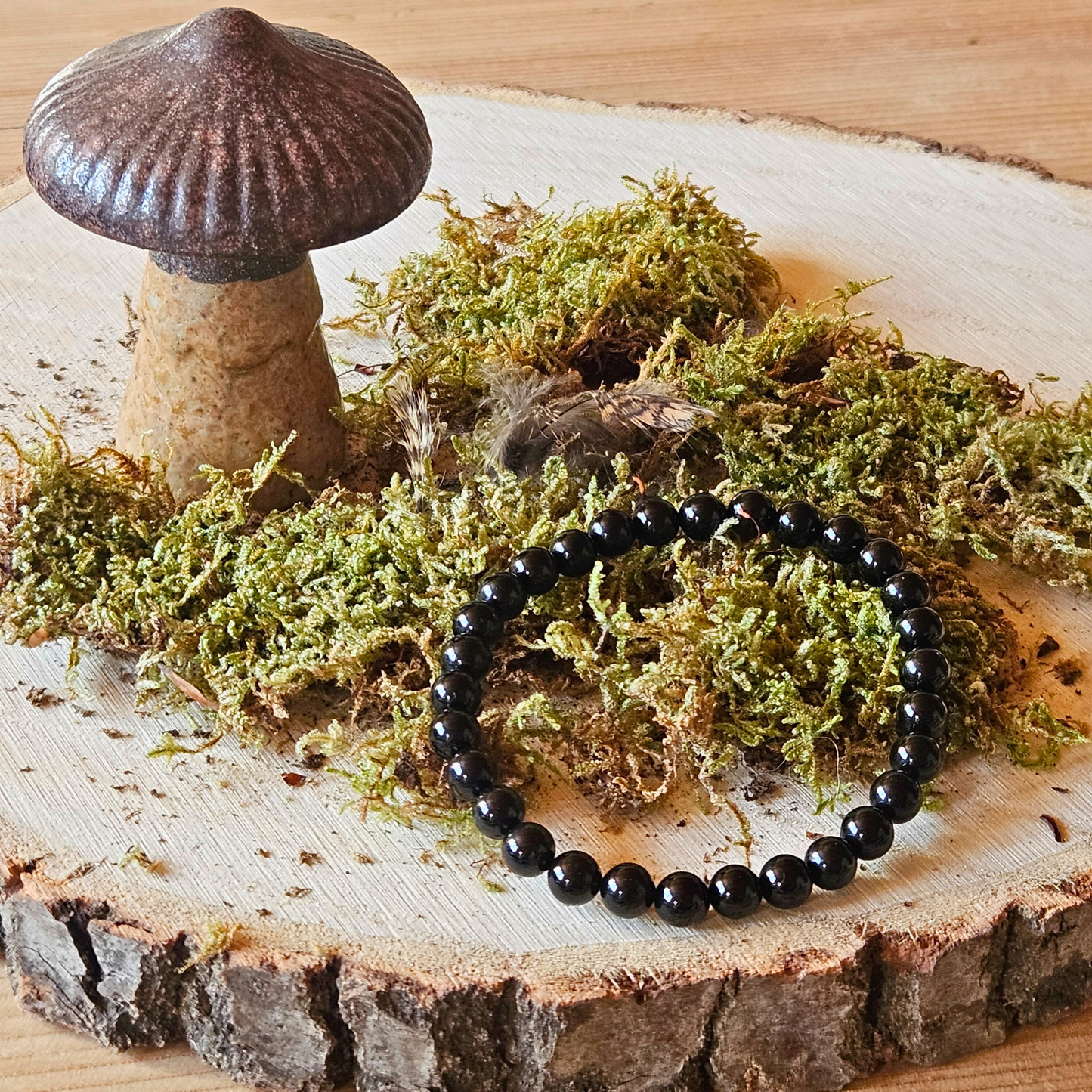 Schwarzer Turmalin Armband auf Holz mit Moos – Schutzstein, DreamOn Schweiz