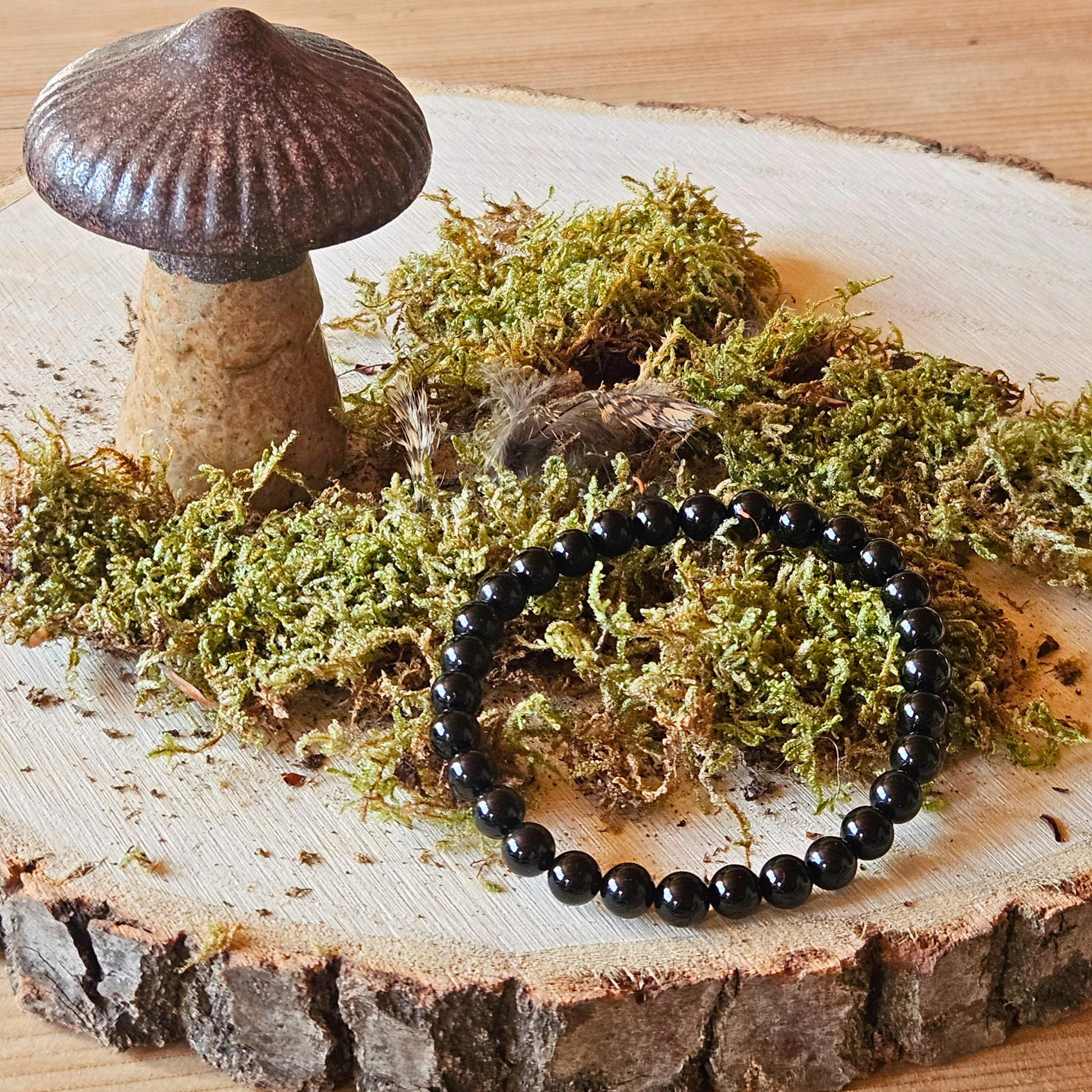 Schwarzer Turmalin Armband auf Holz mit Moos – Schutzstein, DreamOn Schweiz