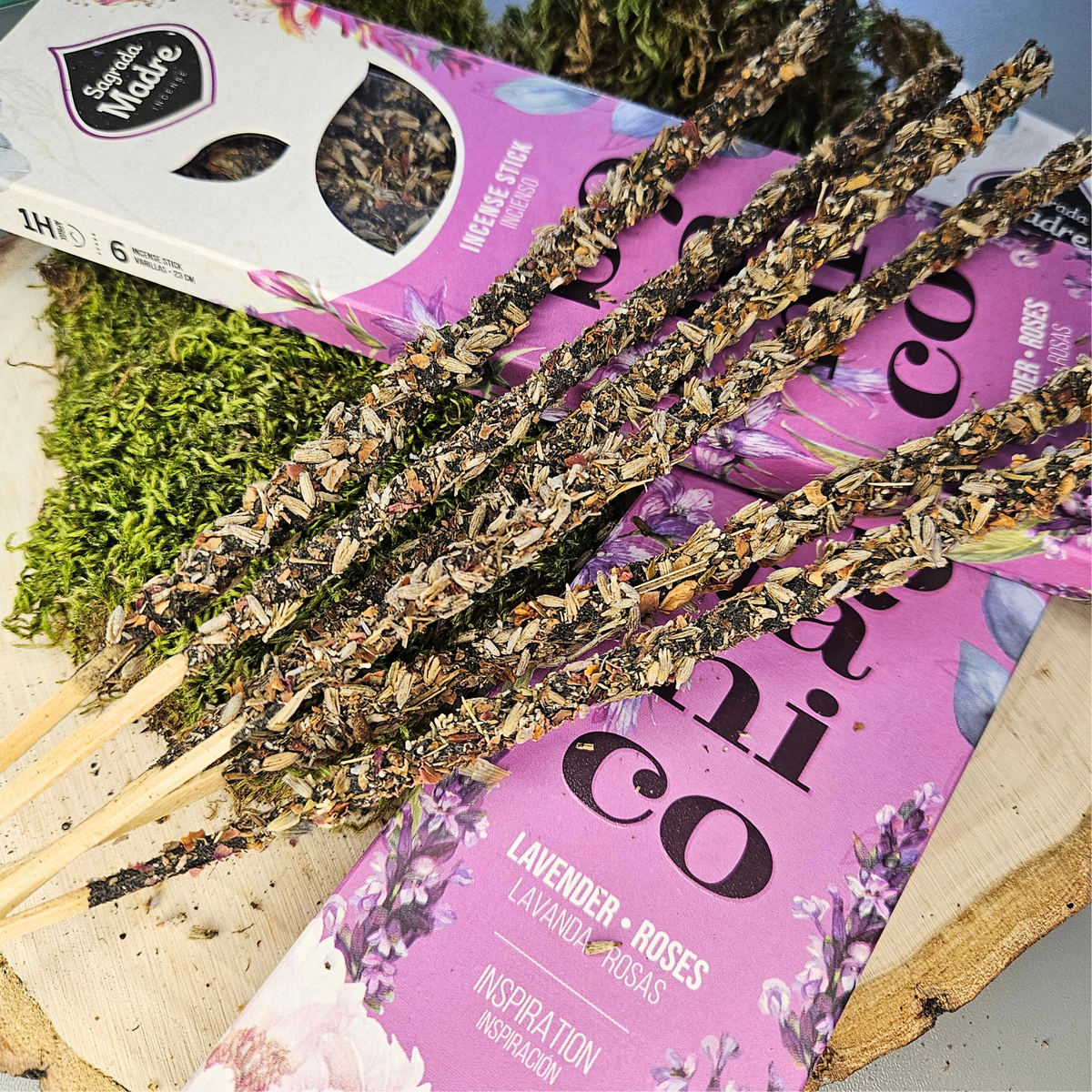 Nahaufnahme von Sagrada Madre Botanico Räucherstäbchen Lavendel und Rose mit beruhigendem Duft für Entspannung