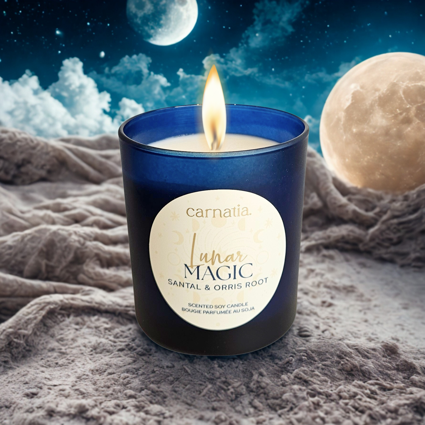 Brennende Lunar Magic Kerze in ruhiger, mondinspirierter Atmosphäre