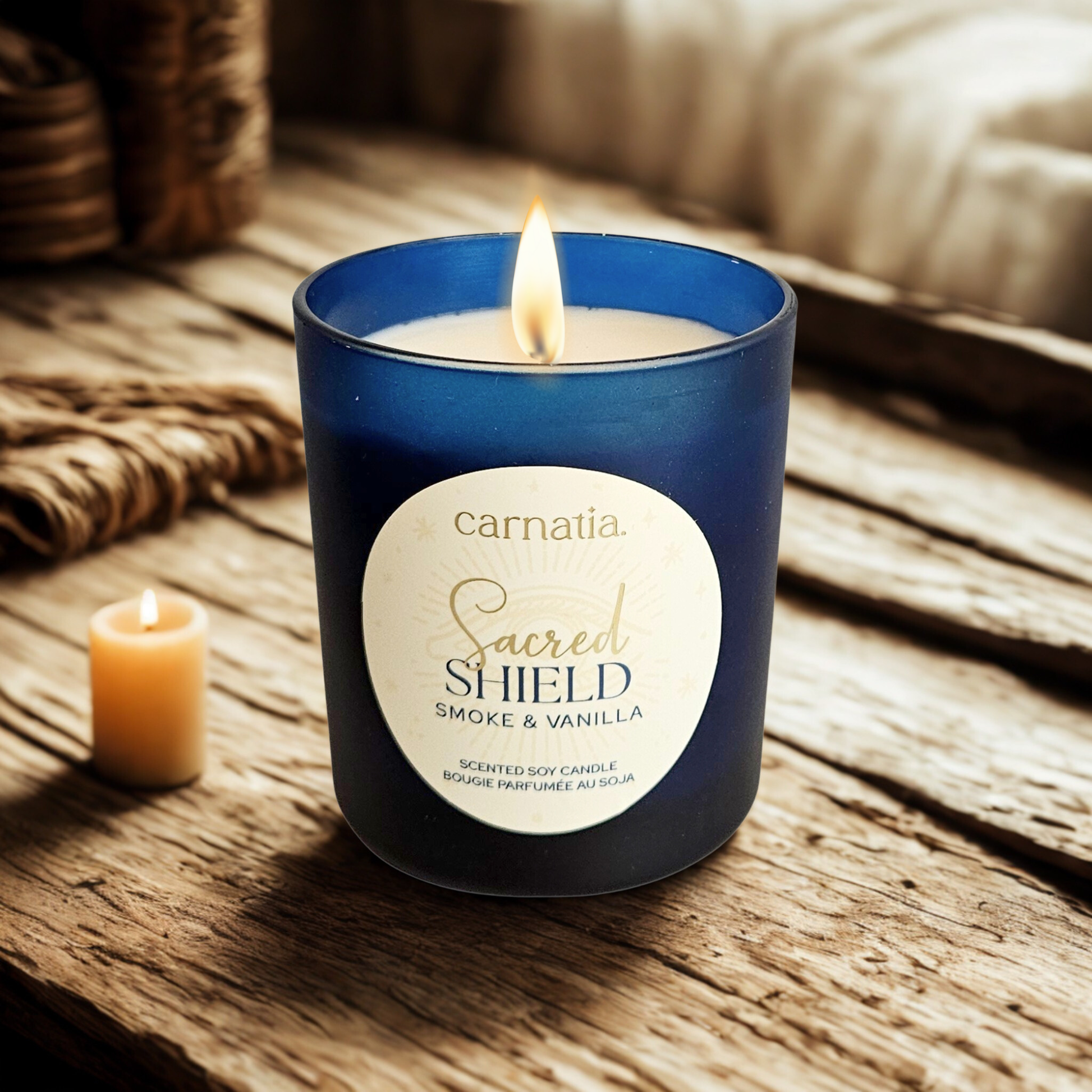 Brennende Sacred Shield Duftkerze auf Holzoberfläche für ruhige Atmosphäre