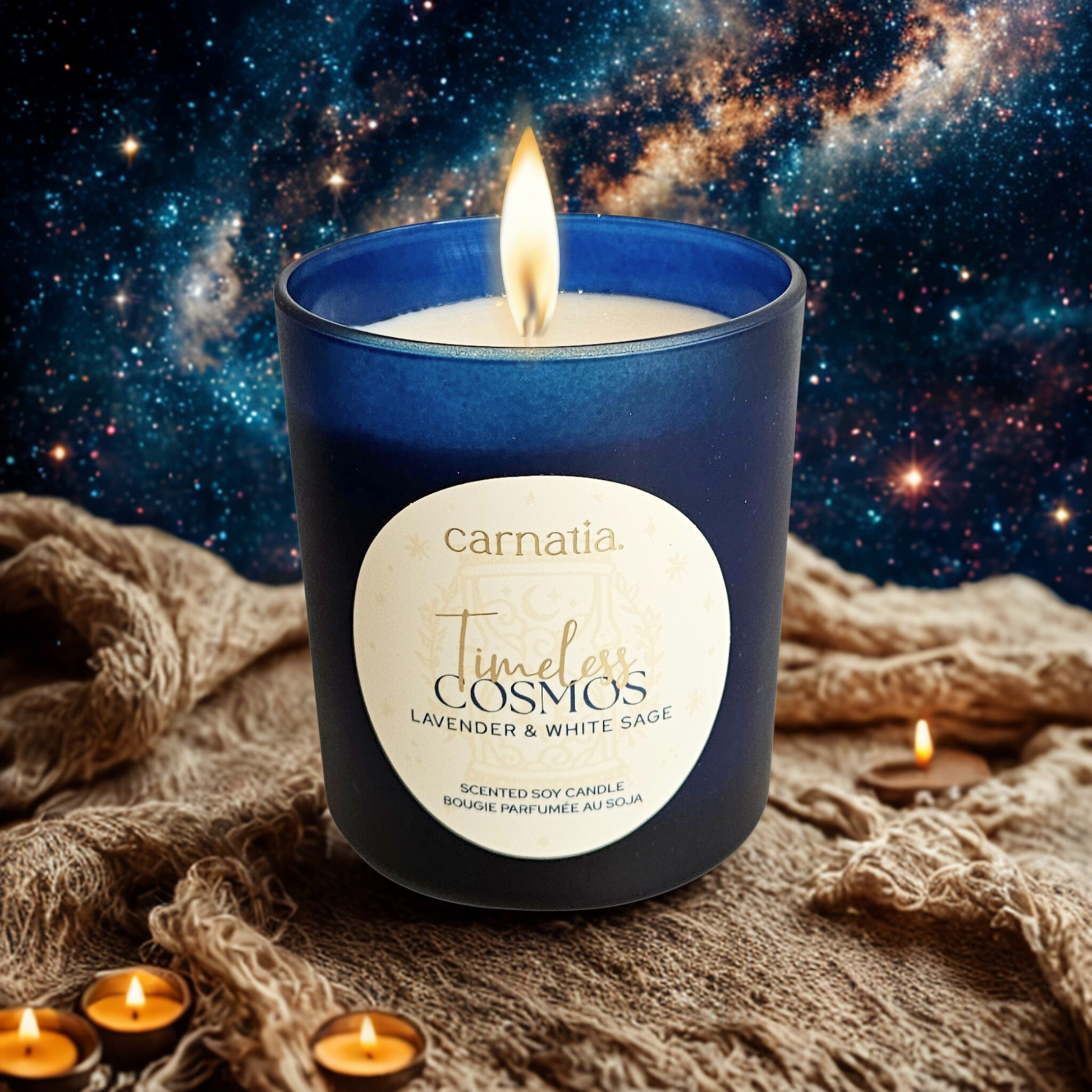 Brennende Timeless Cosmos Kerze in klarer, kosmischer Atmosphäre