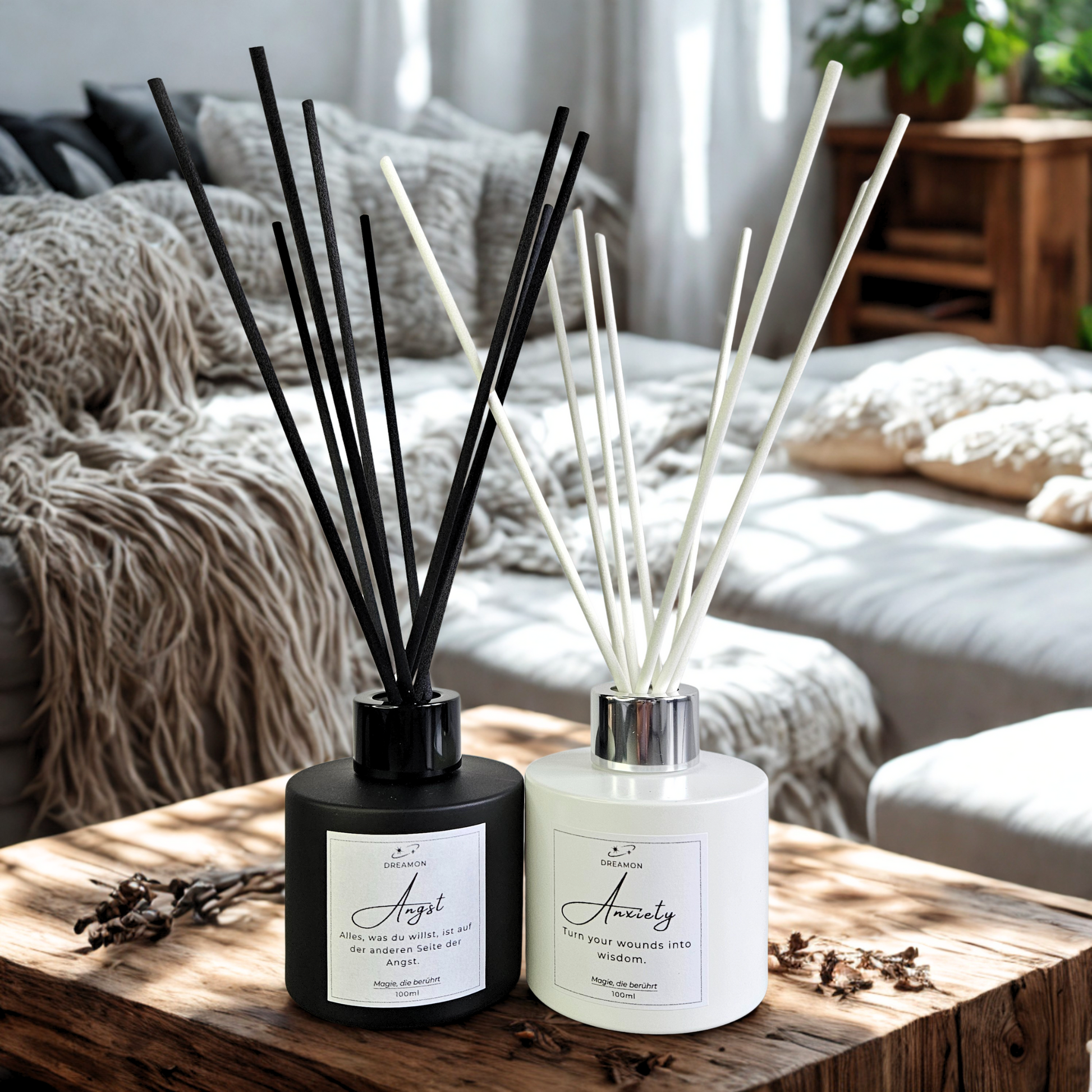Raumduft „Angst / Anxiety“ – Diffuser mit beruhigender Wirkung aus ätherischen Ölen und Heilkräutern – im stimmungsvollen Setting mit Dekoration