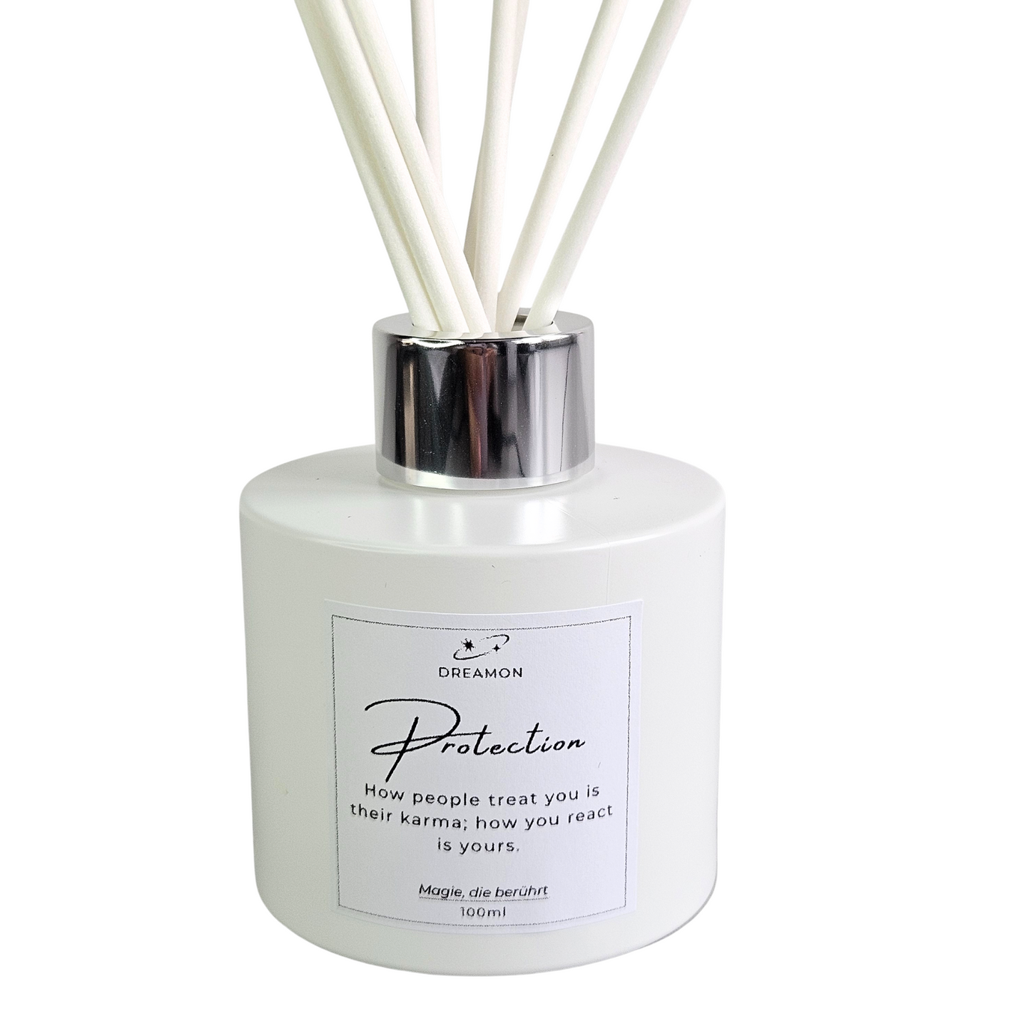 Raumduft „Protection“ – energetischer Diffuser gegen negative Energien in weisser Flasche – Nahaufnahme vom Etikett