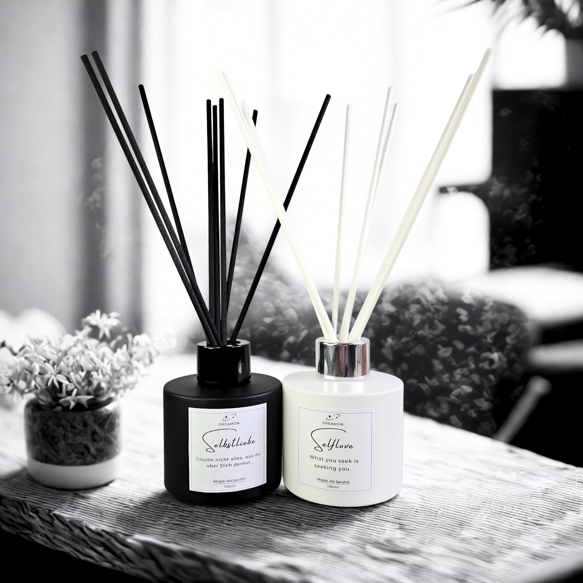 Raumduft „Selbstliebe / Selflove“ – Raumduft für innere Harmonie und Selbstwert – im stimmungsvollen Setting mit Dekoration