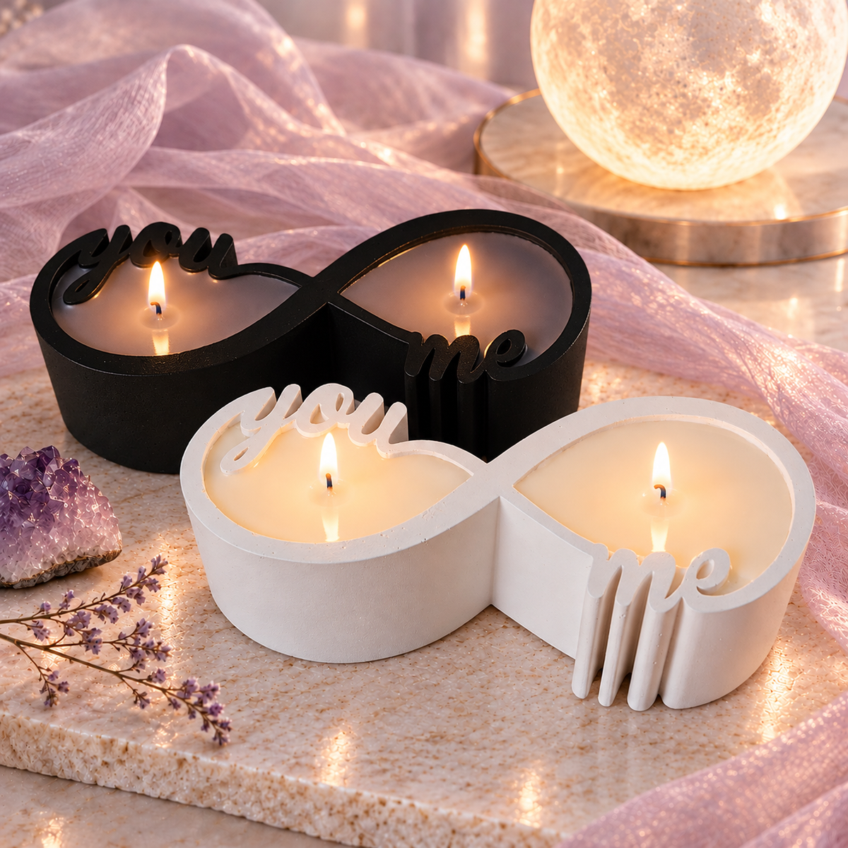 DreamOn Infinity-Kerzen You & Me in Schwarz und Weiss mit zwei Dochten, liebevoll gestaltete Designkerzen in Unendlichkeitsform als symbolisches Geschenk für Liebe und Verbundenheit.