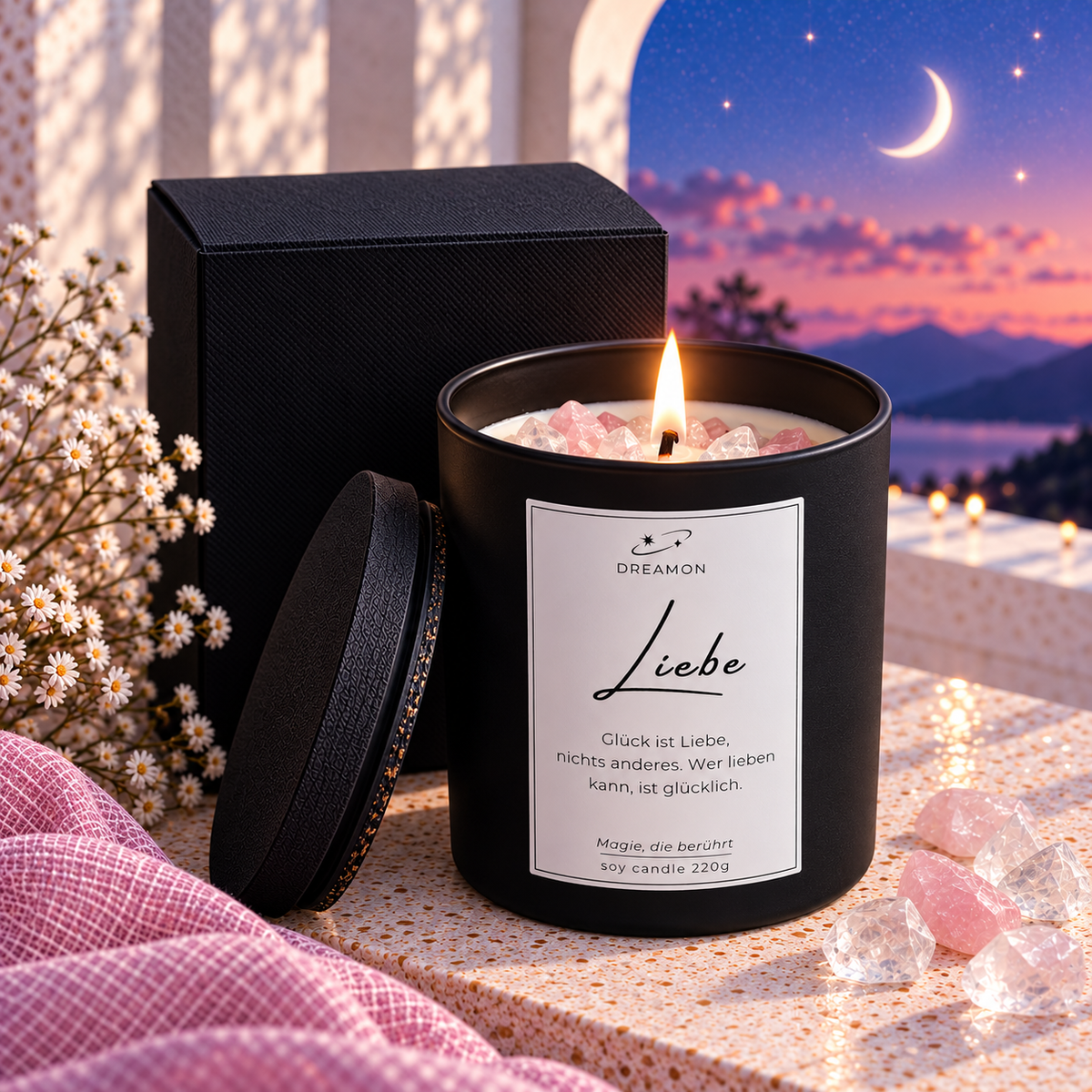 Florale Edelstein-Duftkerze „Liebe“ von DreamOn im schwarzen Design-Glas mit Holzdeckel. Das perfekte, handgemachte Geschenk aus Sheawachs für Herzensmenschen.
