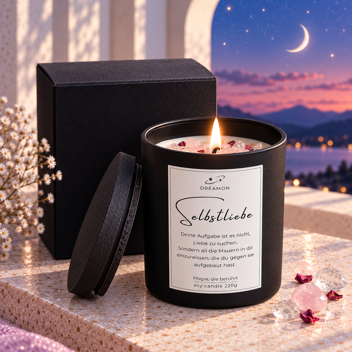 Handgegossene Edelstein-Duftkerze „Selbstliebe“ von DreamOn im schwarzen Glas mit Holzdeckel. Ein warmes Dufterlebnis aus Sheawachs für bewusste Auszeiten.