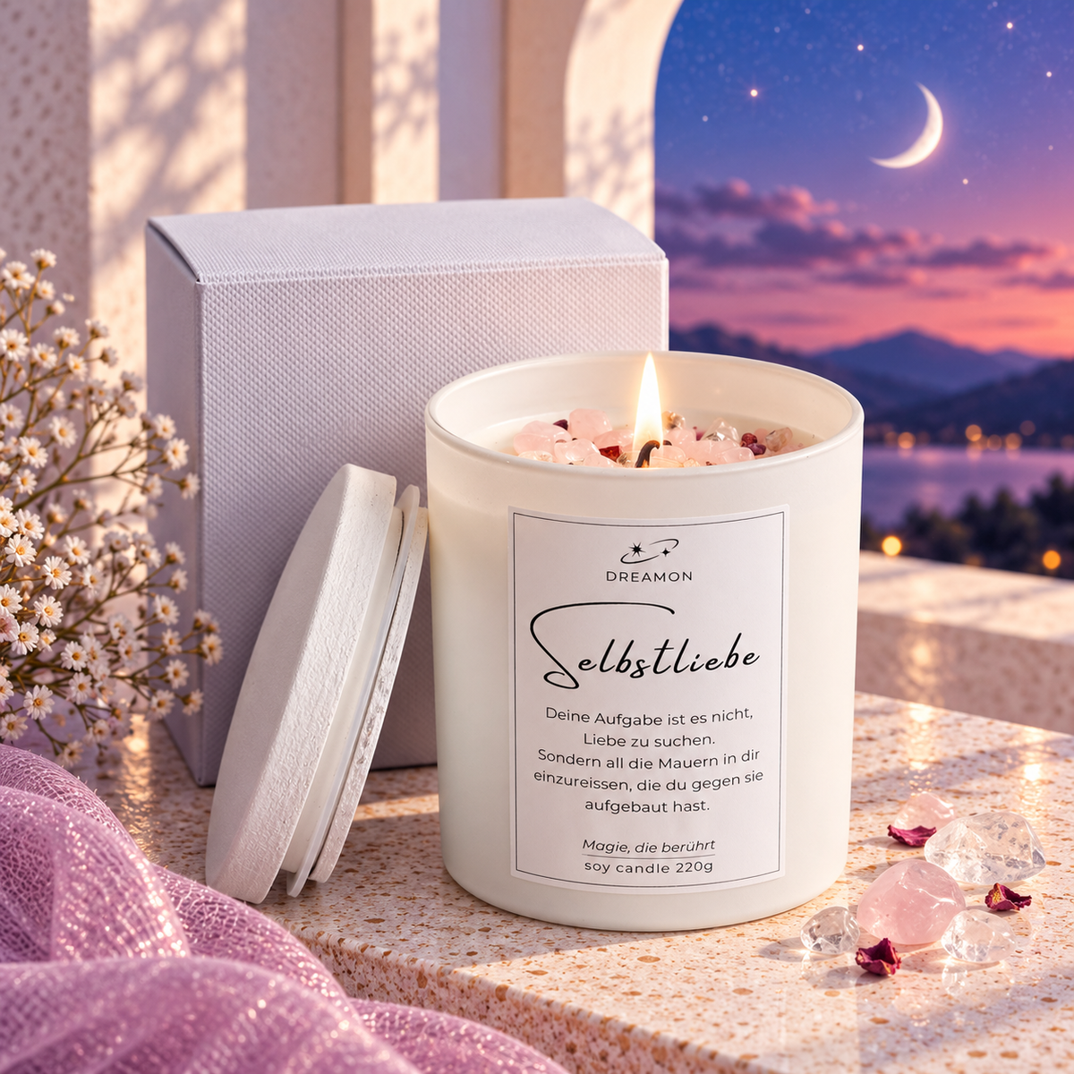 Nachhaltige Pflanzenwachs-Duftkerze „Selbstliebe“ von DreamOn im eleganten weissen Glas mit passendem Holzdeckel. Handgefertigt in der Schweiz für pures Wohlgefühl.