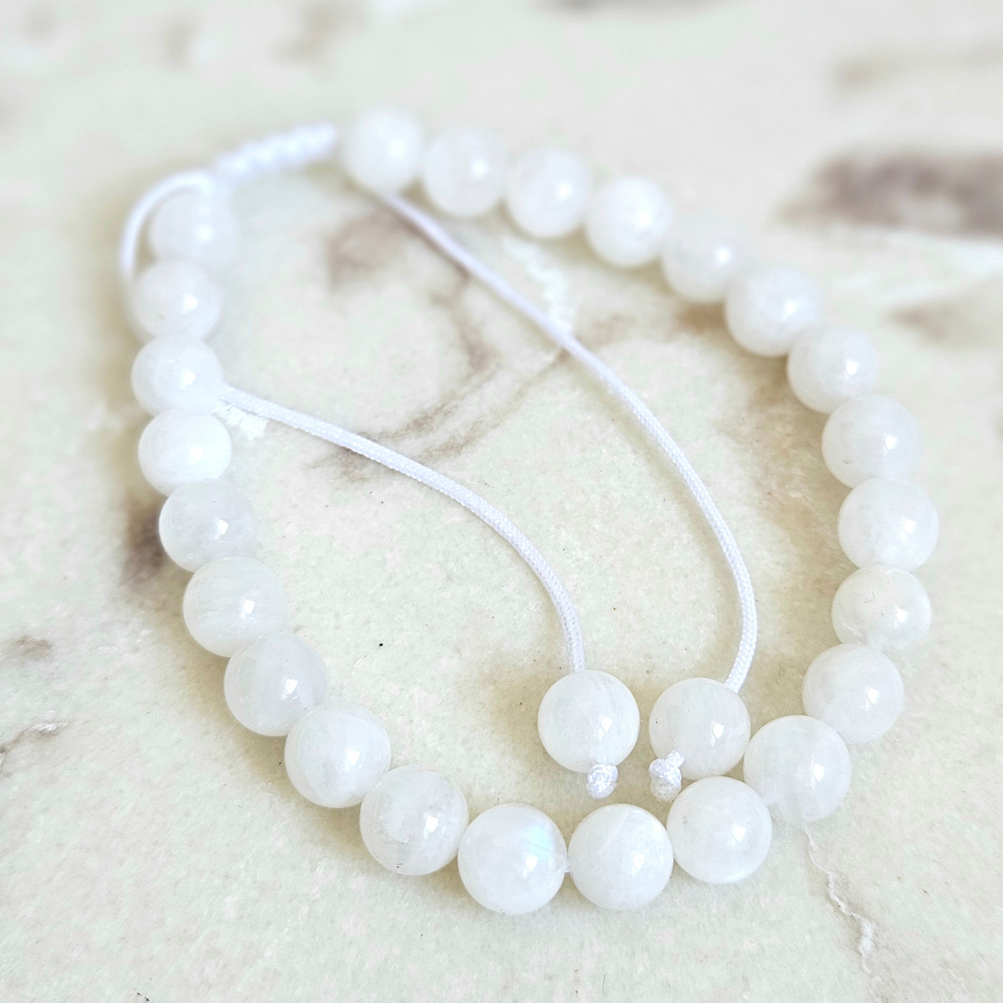 Edelsteinarmband Mondstein – Intuition & emotionale Balance mit schimmernden Perlen