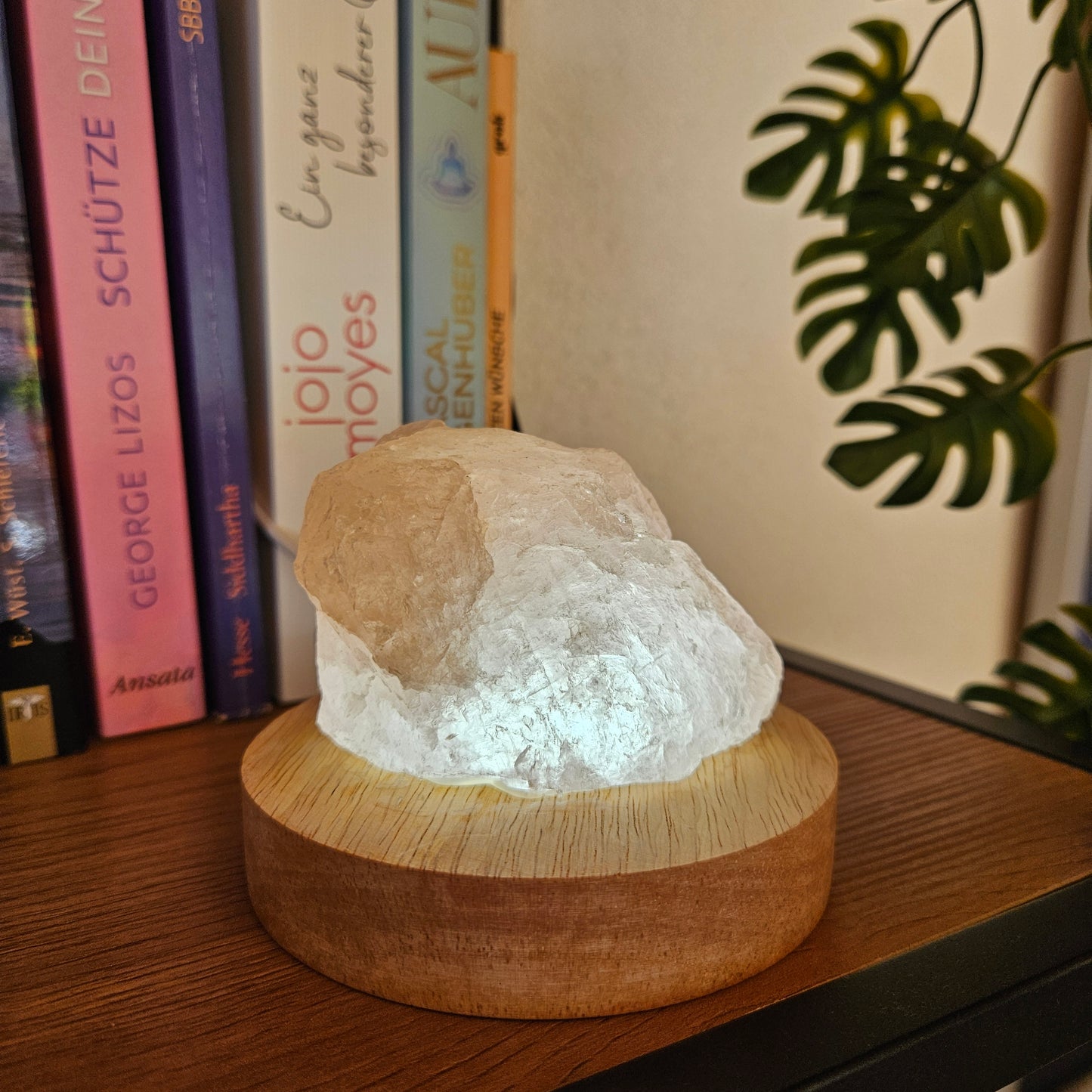 Rosenquarz Edelsteinlicht mit sanfter LED-Beleuchtung auf Holzsockel