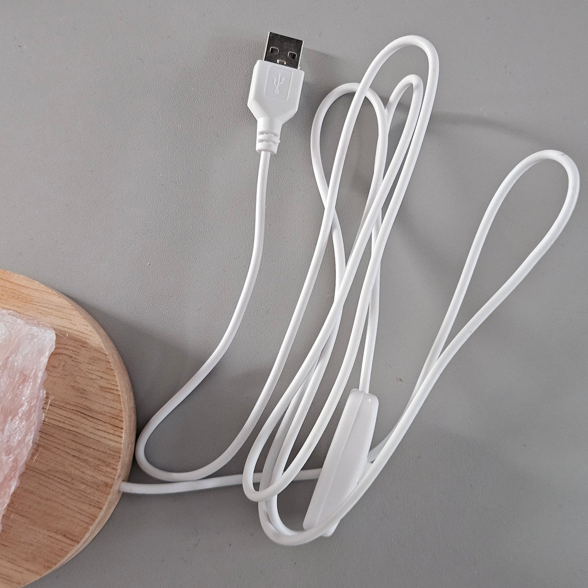 USB-Anschluss mit Schalter für das Rosenquarz Edelsteinlicht
