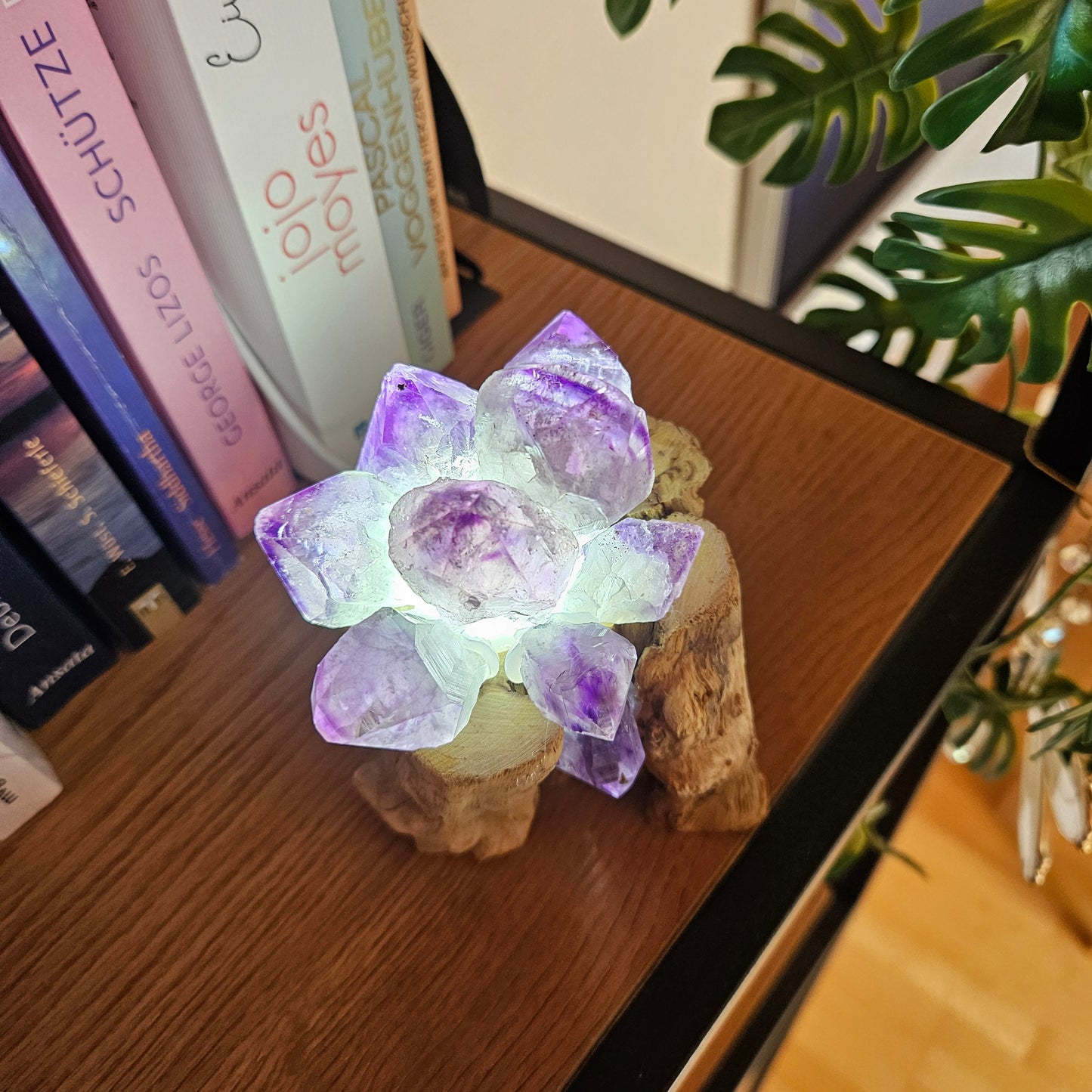 Handgefertigtes Amethyst Edelsteinlicht mit beleuchteten Kristallen in Draufsicht