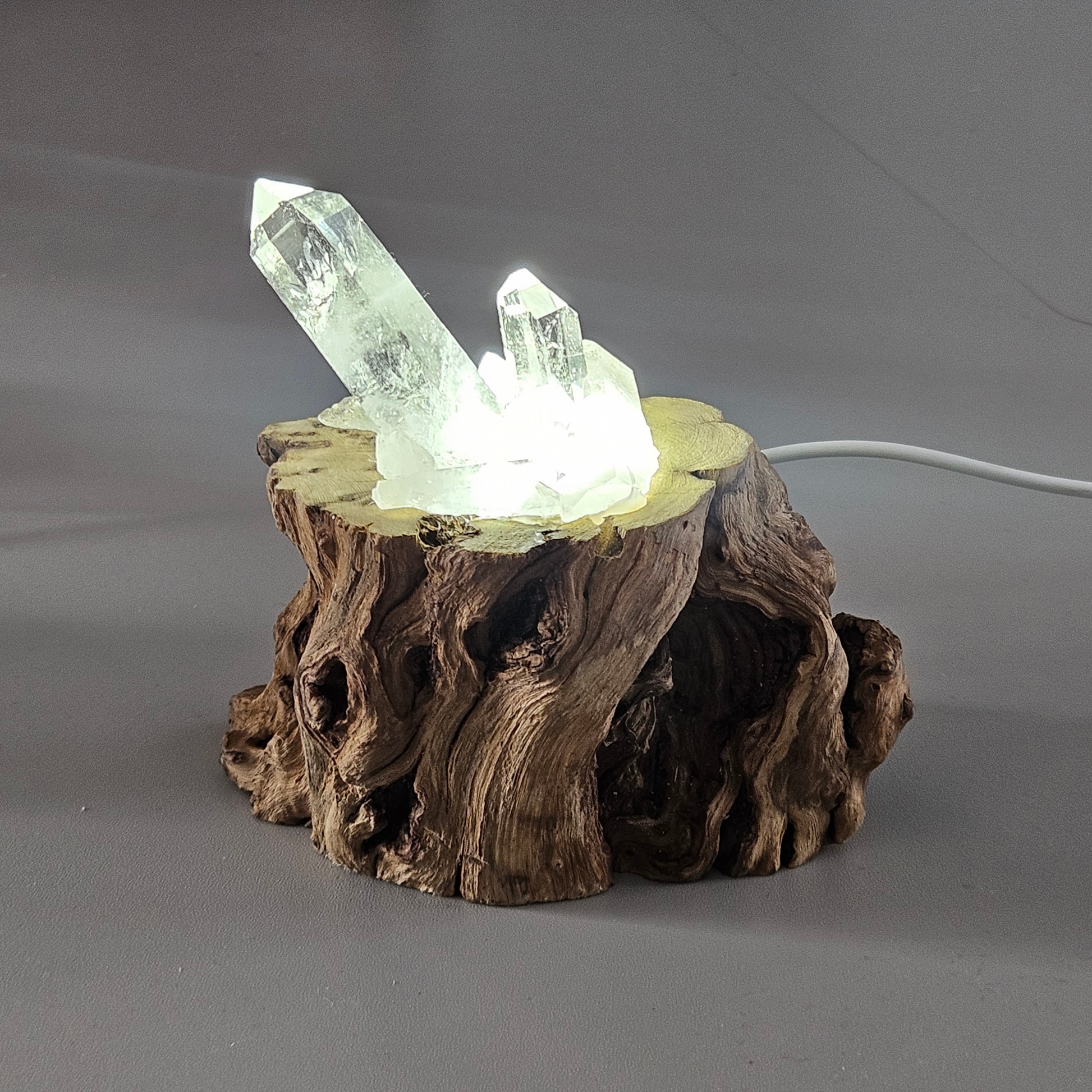 Bergkristall Edelsteinlicht mit LED-Licht und Naturholzsockel