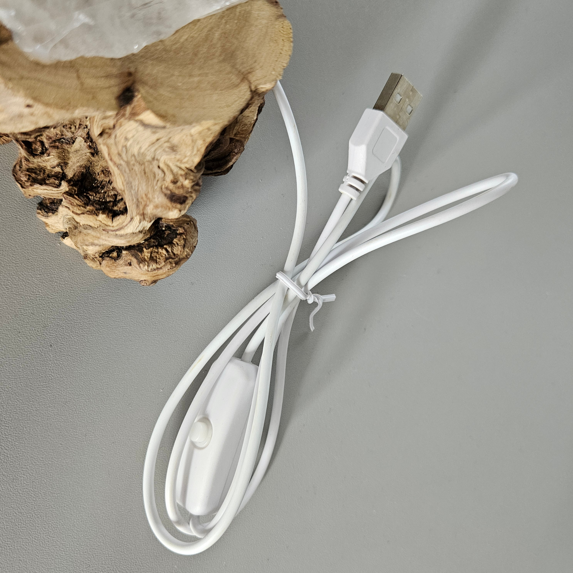 USB-Anschluss mit Schalter für das handgefertigte Bergkristall Edelsteinlicht