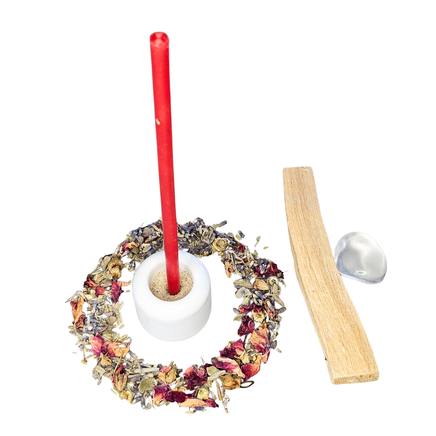 Aufgebautes Ritual mit roter Bienenwachskerze, Keramikhalter, Palo Santo, Bergkristall und Kräuterkranz – Essence Ritual Kit für Reinigung und Energiearbeit.