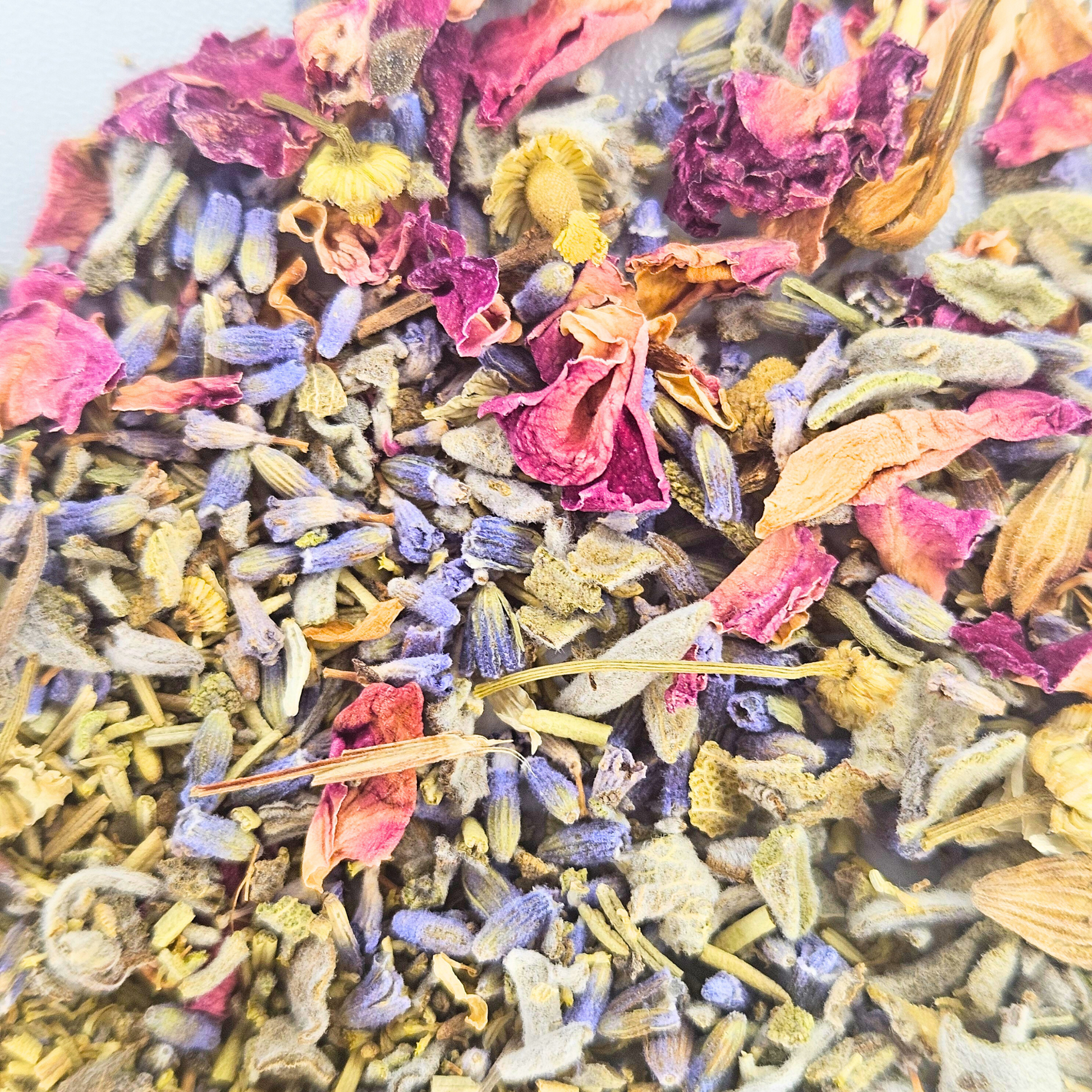 Detailaufnahme der Blessing Herbs Kräutermischung mit Rosenblättern, Lavendel, Kamille und weißem Salbei – Teil des Essence Ritual Kit von DreamOn.