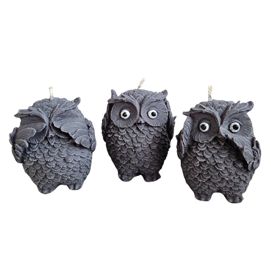 Schwarze Stumpenkerze mit Eulentrio – „sehen, hören, sprechen“ in kraftvoller Symbolik