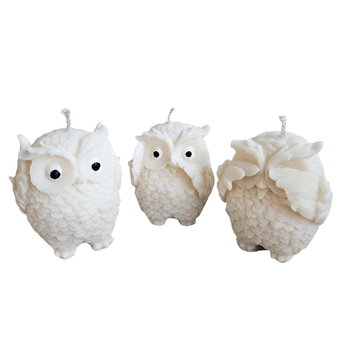 Weiße Stumpenkerze mit Eulentrio – „see no evil, hear no evil, speak no evil“ in klarer Energie