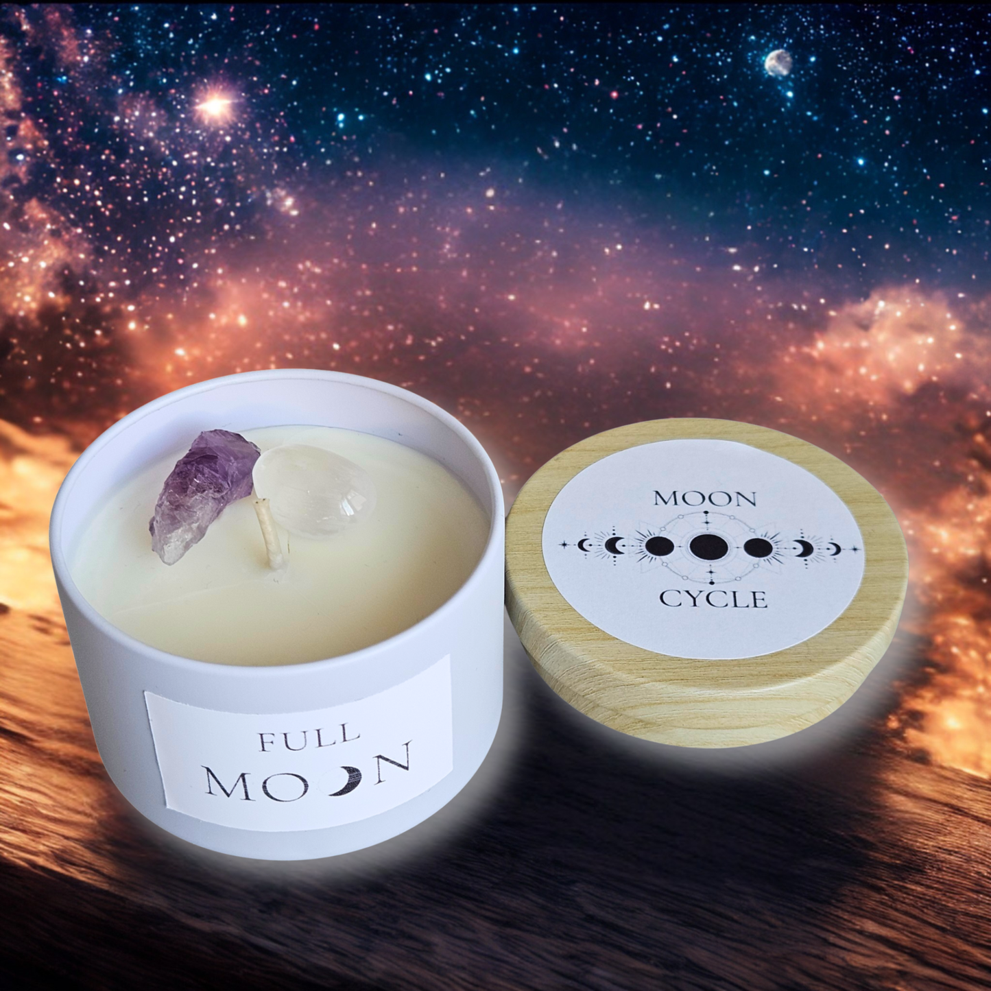 Moon Cycle Full Moon Kerze aus Sojawachs mit angenehmem Duft, Amethyst und Selenit, weisse Ritualkerze vor kosmischem Sternenhimmel