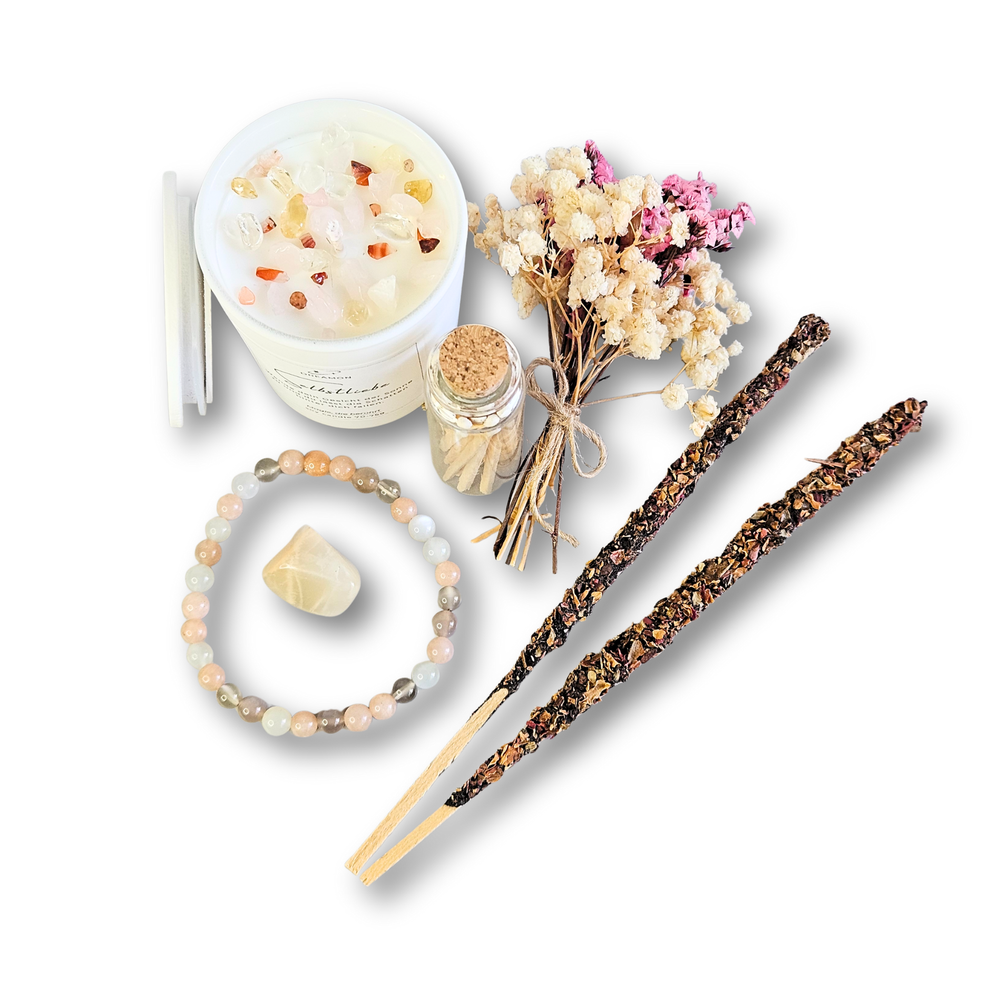Offenes Ritualset Selbstliebe mit Kerze voller Heilsteine (Rosenquarz, Citrin, Karneol), Trockenblumen, Mondstein-Armband, Streichhölzer und Räucherstäbchen.