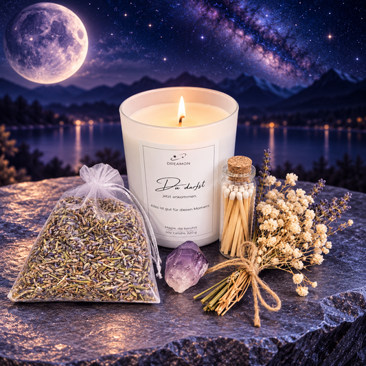 DreamOn Abendritual Geschenkset mit Duftkerze Du darfst, Amethyst, Kräutersäckchen, Streichhölzern und Trockenblumen vor magischem Mondhimmel.