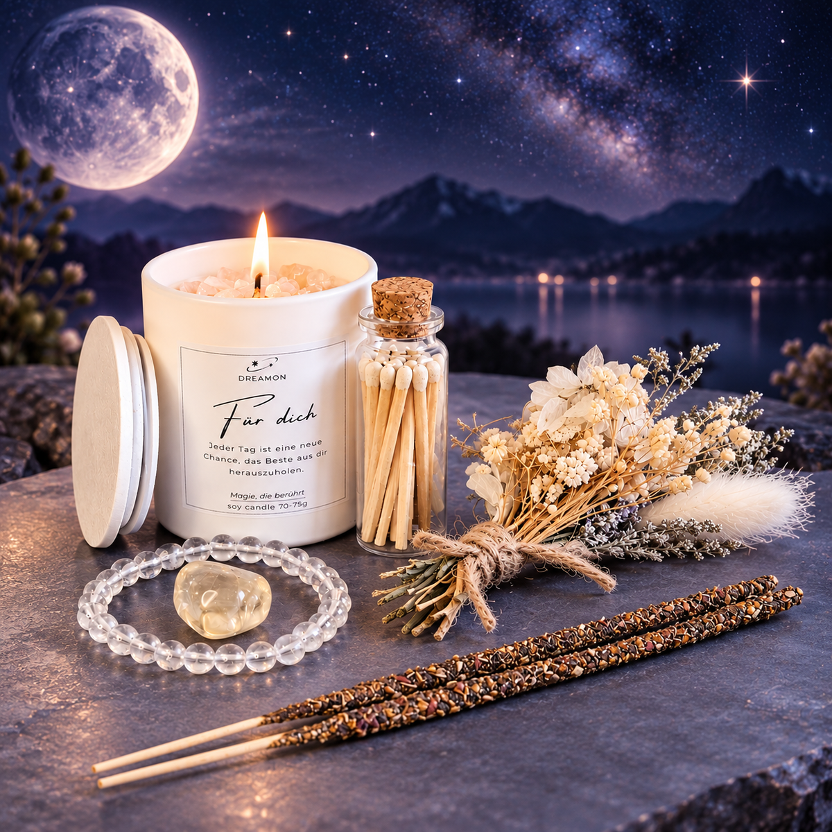 DreamOn Geschenkset Für Dich mit Duftkerze, Bergkristall-Armband, Edelstein, Räucherstäbchen und Trockenblumen vor magischem Sternenhimmel.