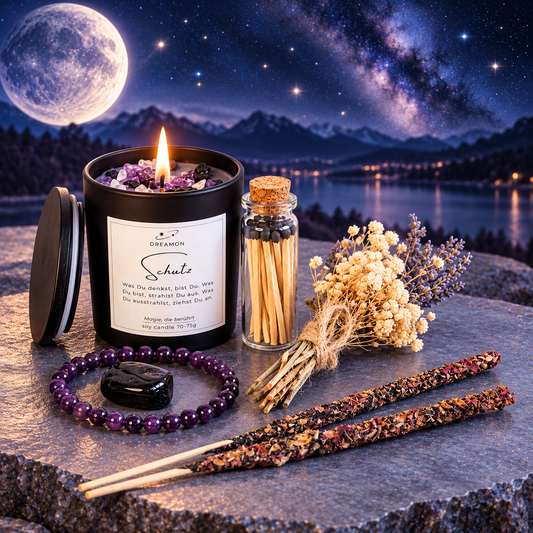 DreamOn Geschenkset Schutz mit schwarzer Duftkerze, Amethyst-Armband, schwarzem Edelstein, Räucherstäbchen und Trockenblumen vor nächtlichem Sternenhimmel.