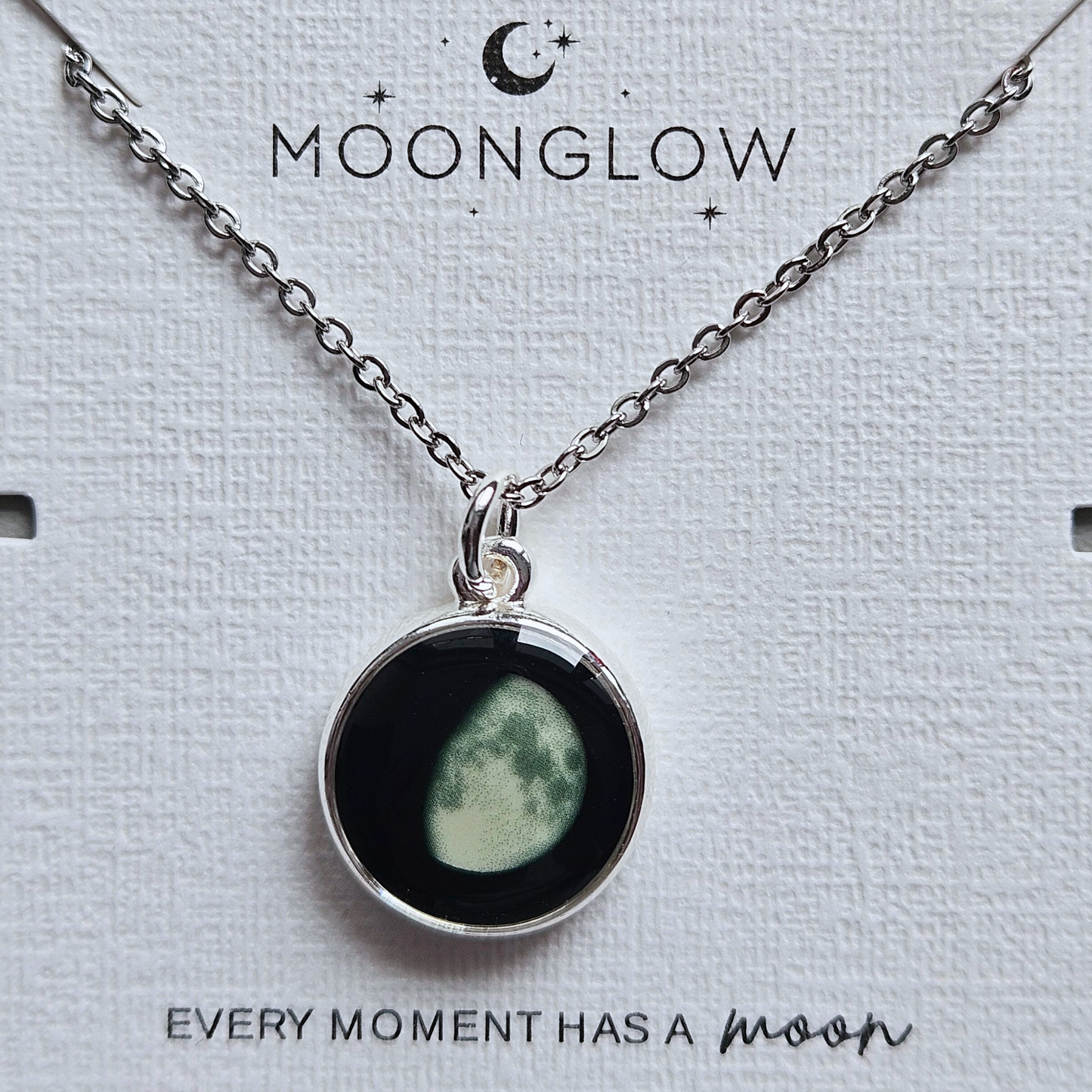 Detailansicht der Moonglow-Kette mit Mondphasen-Anhänger – magisches Licht zum Tragen