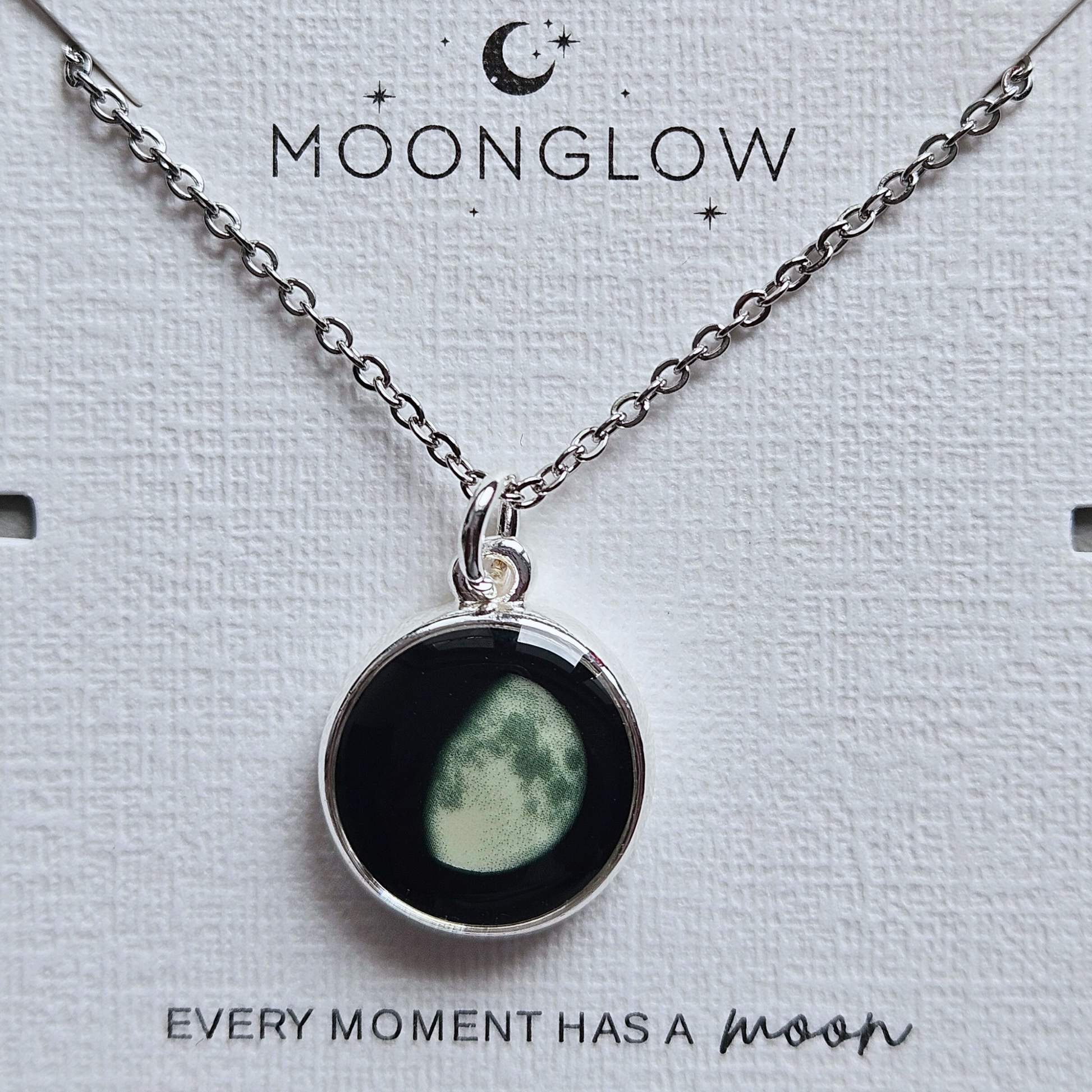 Detailansicht der Moonglow-Kette mit Mondphasen-Anhänger – magisches Licht zum Tragen