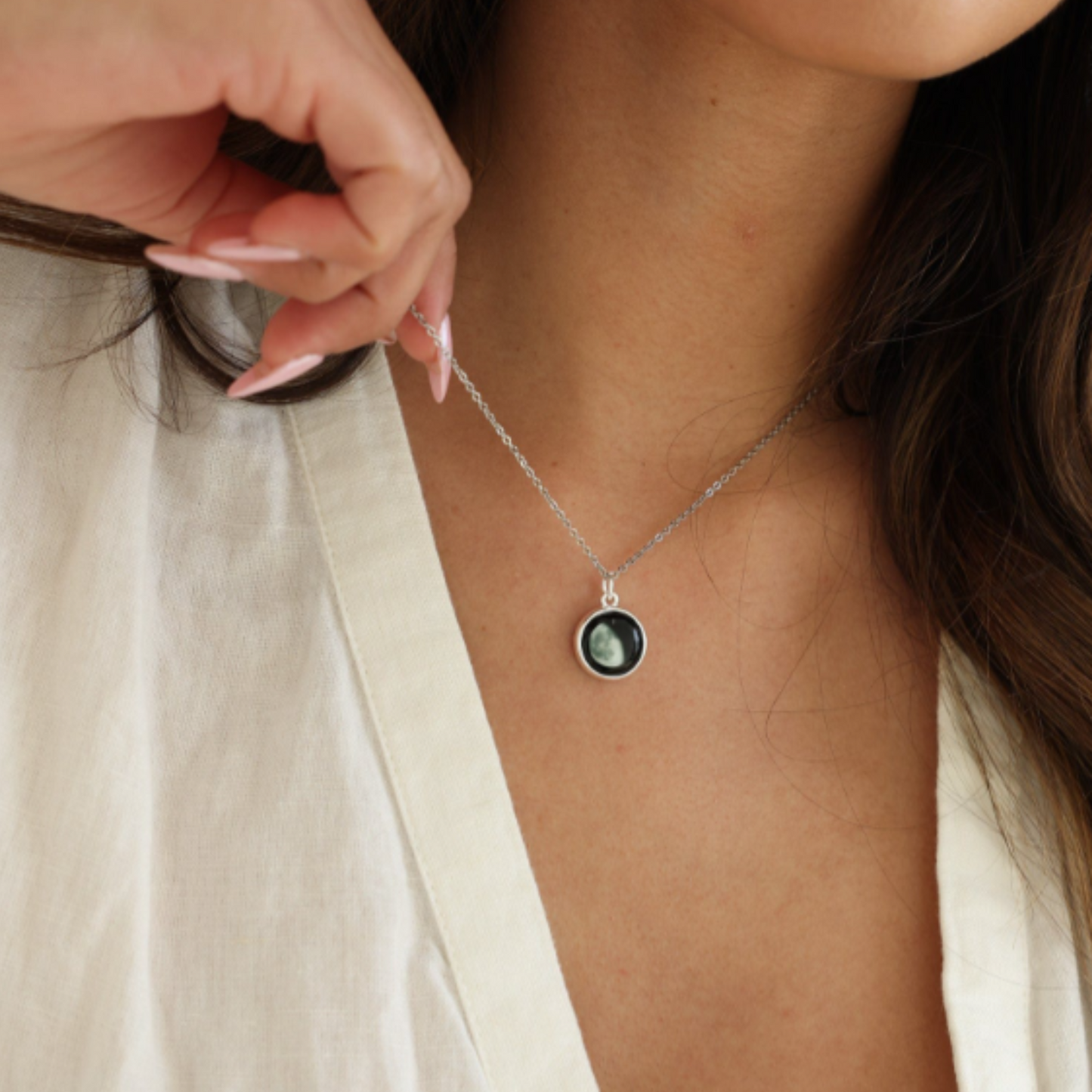 Moonglow Schmuck am Hals getragen – dein Moment, sichtbar im Mondlicht