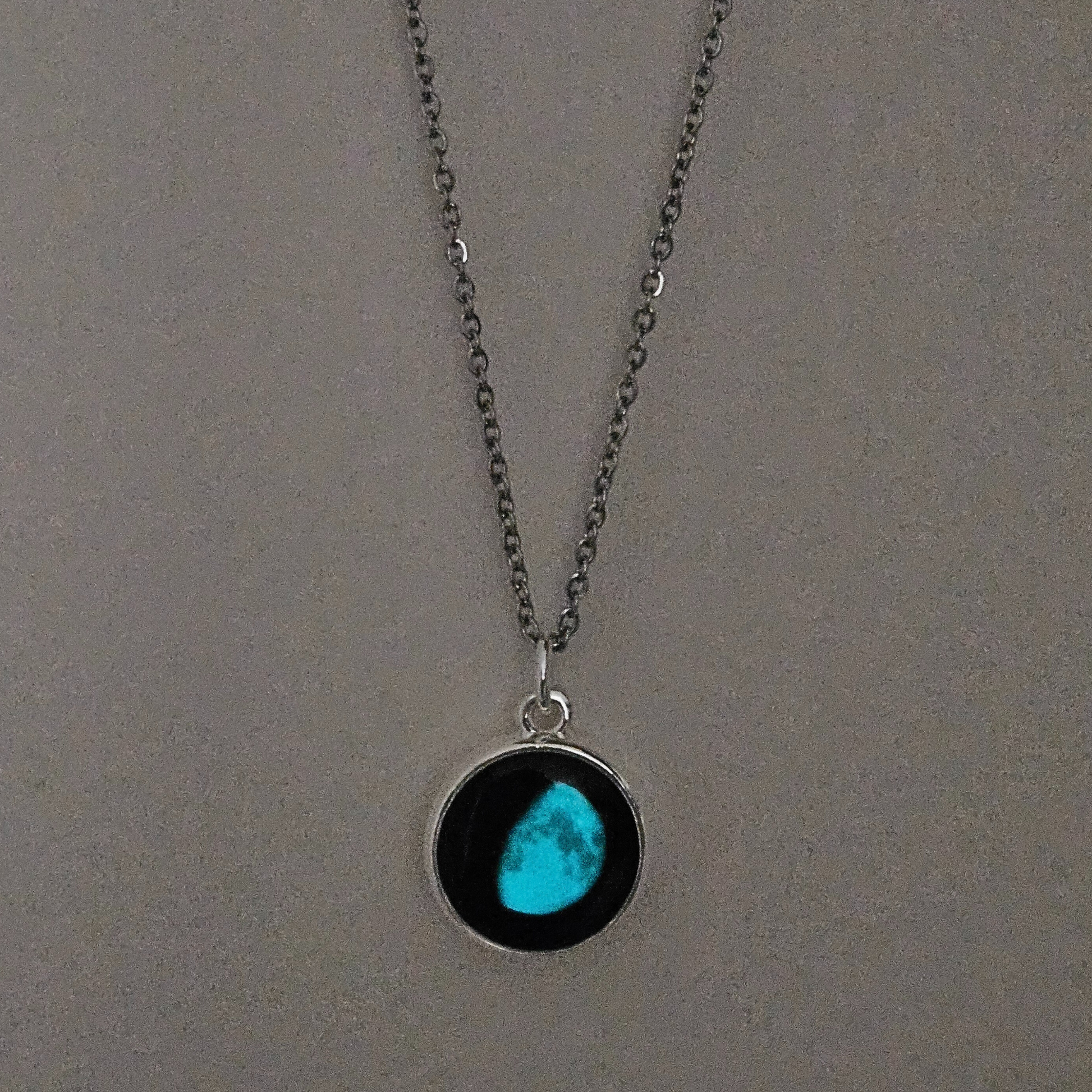 Leuchtkraft der Moonglow Mondkette – Anhänger im Dunkeln mit Glow-in-the-dark Effekt