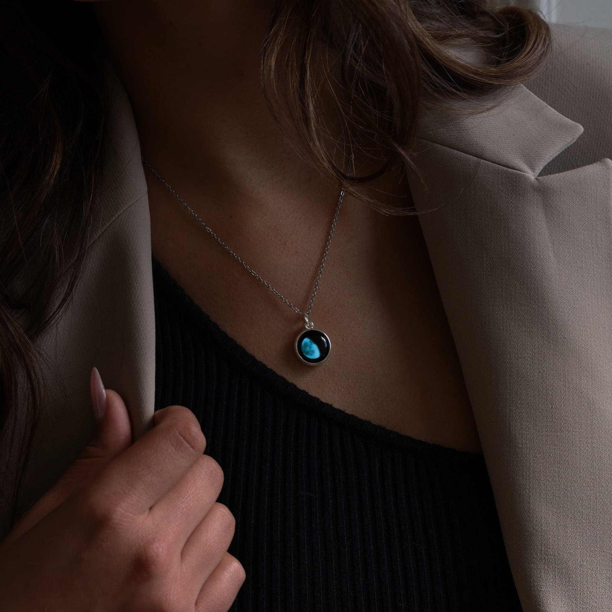 Moonglow Schmuck leuchtend in der Nacht, am Hals getragen – dein Moment, sichtbar im Mondlicht