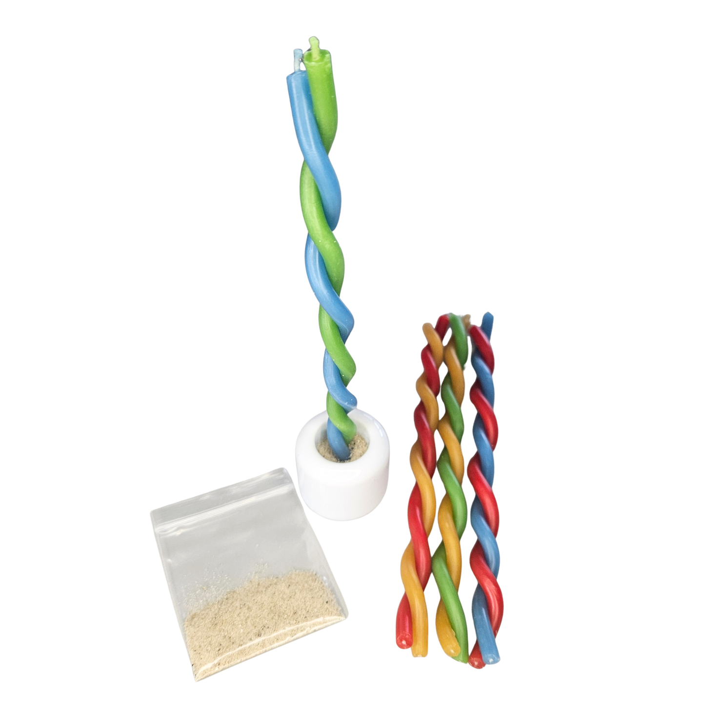 Handgedrehte grün-blaue Farbduo-Kerze im weißen Keramikhalter mit Sandbeutel und weiteren farbigen Duo-Kerzen – Harmony Balance Bienenwachskerzen Set.