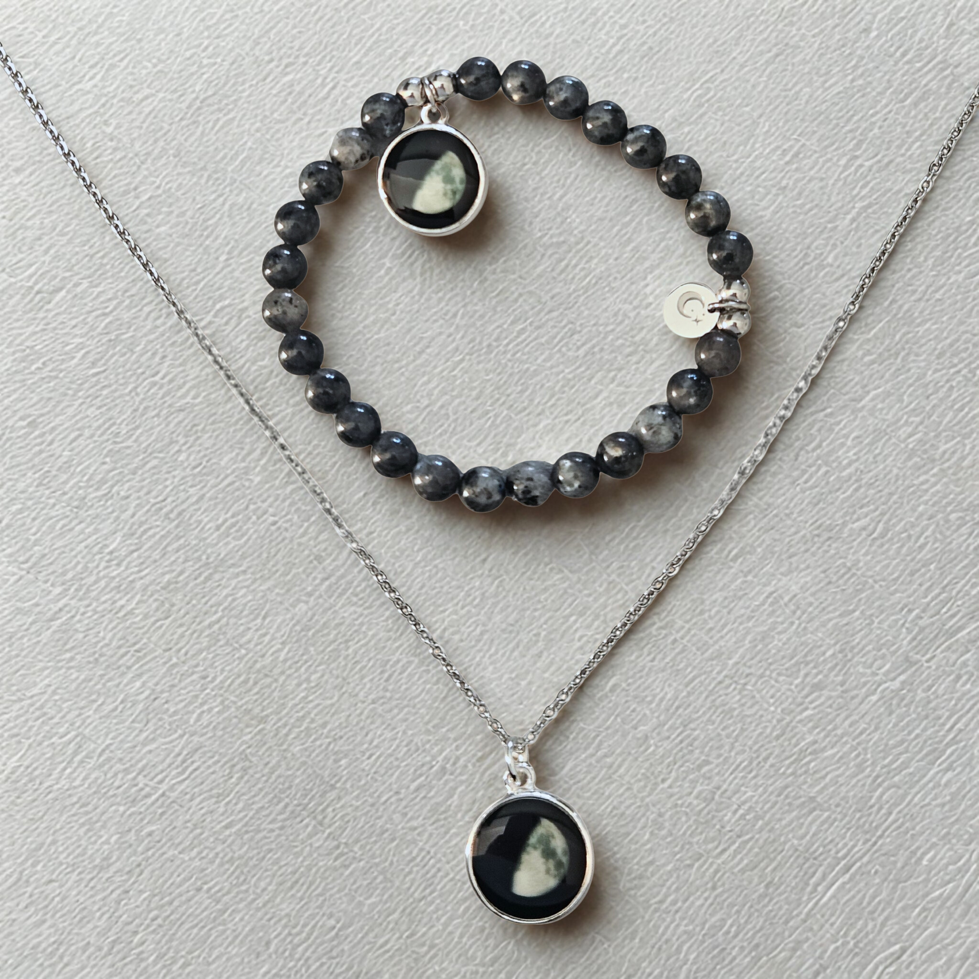 Moonglow Set mit Halskette & -Labradorit Armband – spiritueller Mondphasen-Schmuck auf weißem Hintergrund