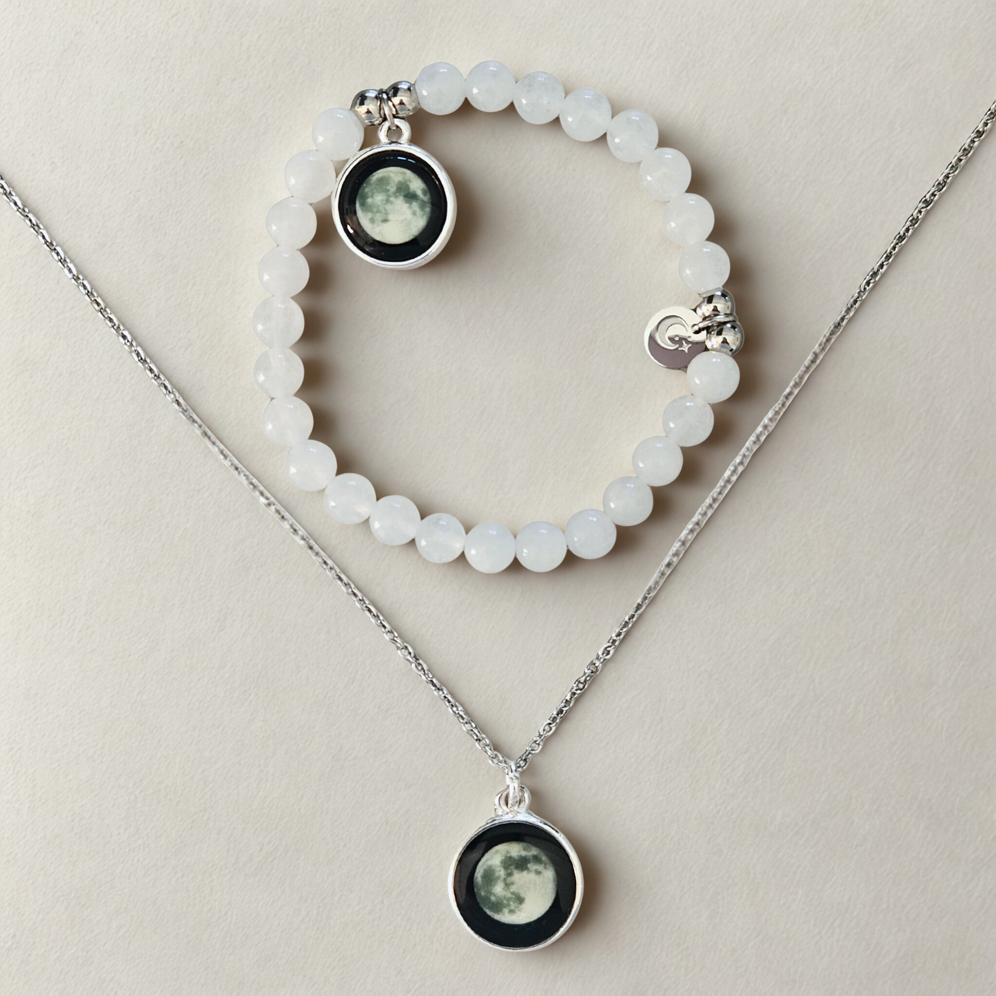 Moonglow Set mit Halskette & Armband – Mondphasen-Schmuck auf weißem Hintergrund