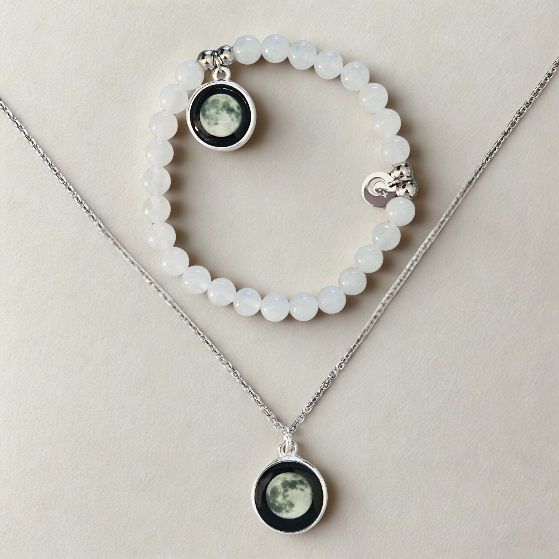 Moonglow Set mit Halskette & Armband – Mondphasen-Schmuck auf weißem Hintergrund