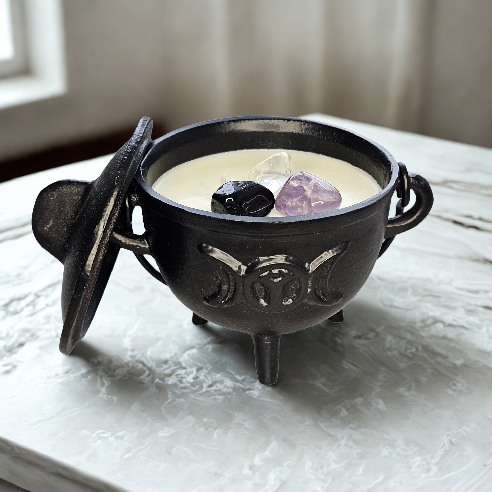 Ritualkerze im gusseisernen Kessel – zwei Dochte. Stimmungsbild