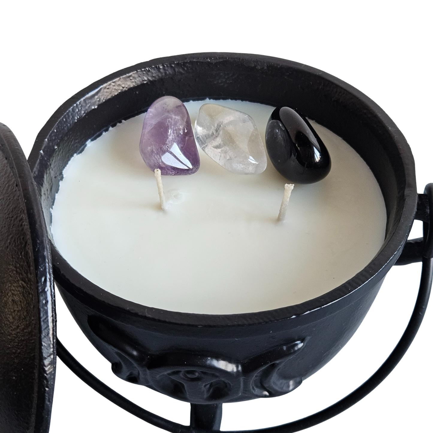 Nahaufnahme von oben. Handgegossene Hexenkessel Kerze gross aus Gusseisen mit Sojawachs, Obsidian, Amethyst und Bergkristall
