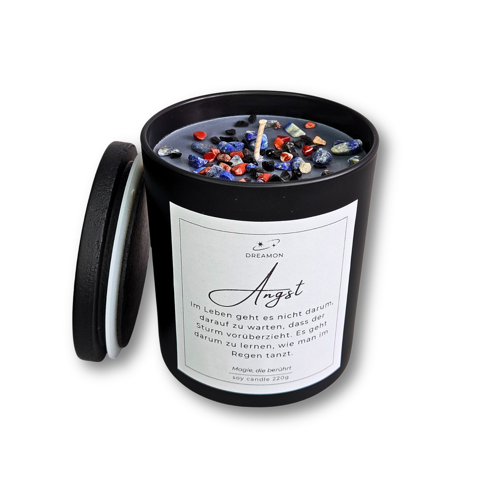 Intuitionskerze „Angst im schwarzen Glas mit Heilsteinen (Obsidian, rotem Jaspis und Lapislazuli), Zitatetikett und Holzdeckel.