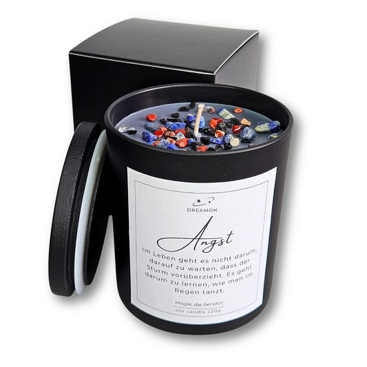 Handgemachte Intuitionskerze „Angst“ von DreamOn im schwarzen Glas mit Deckel,  Lapislazuli, rotem Jaspis und schwarzem Obsidian, 220g Sojawachs.
